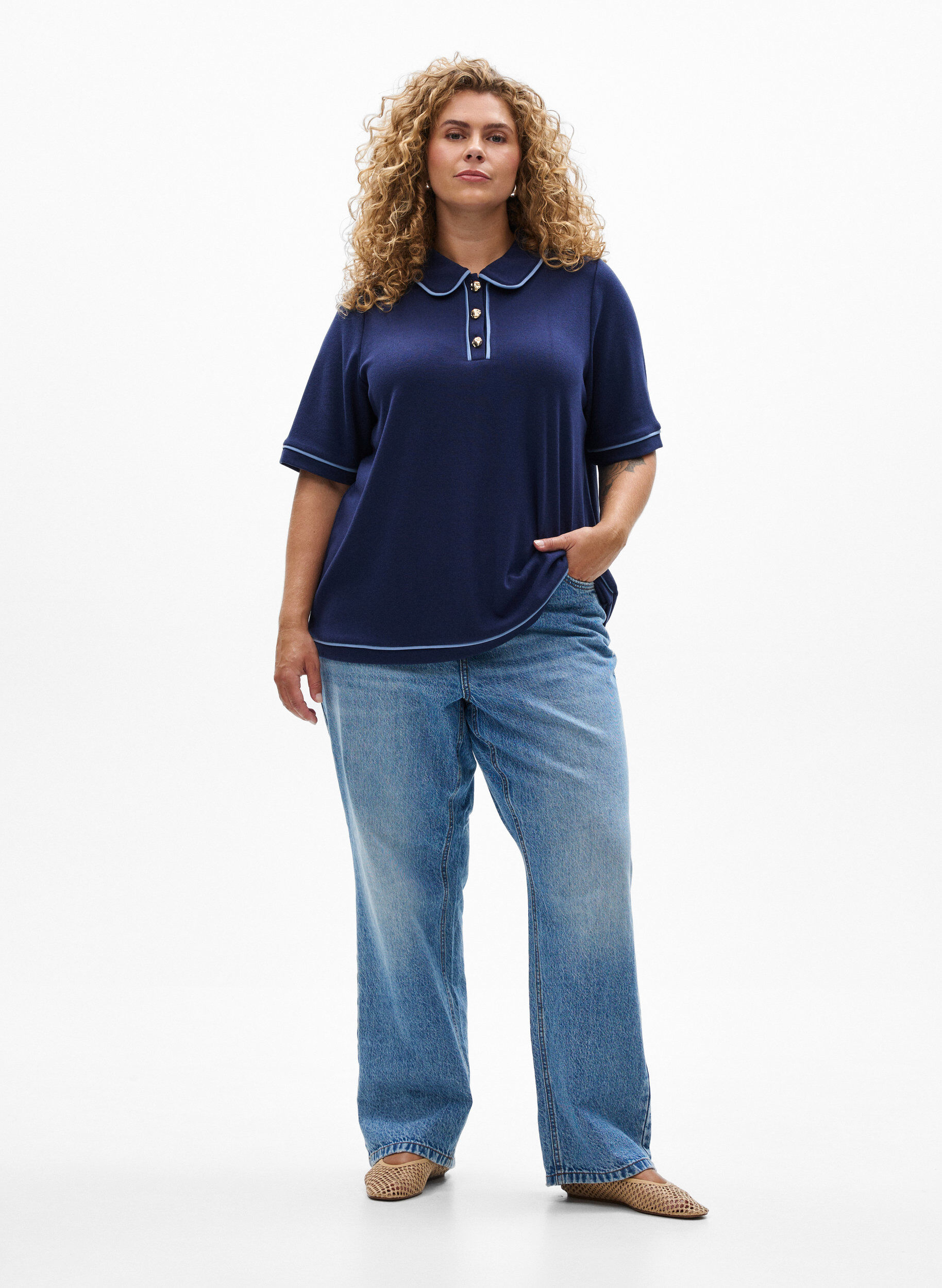 Zizzi Poloshirt aus Jersey mit kontrastierenden Bes&auml;tzen, Blau, Model image number 1