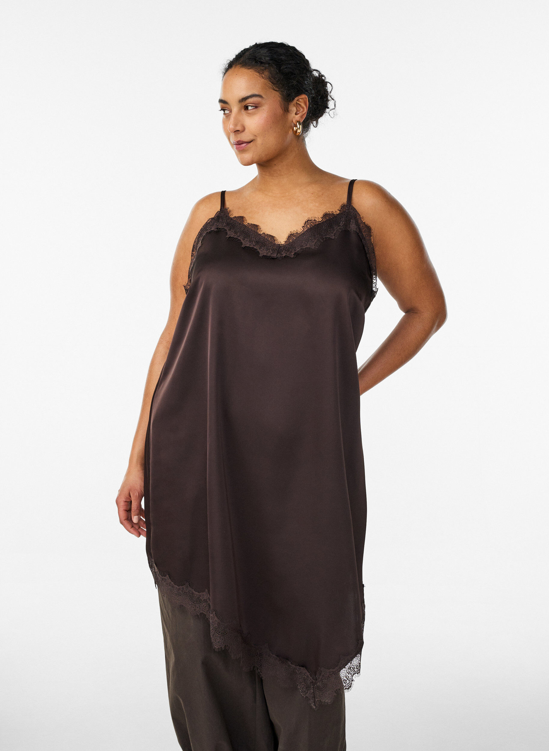 Zizzi Robe satin&eacute;e avec bordure en dentelle, Marron, Model image number 0