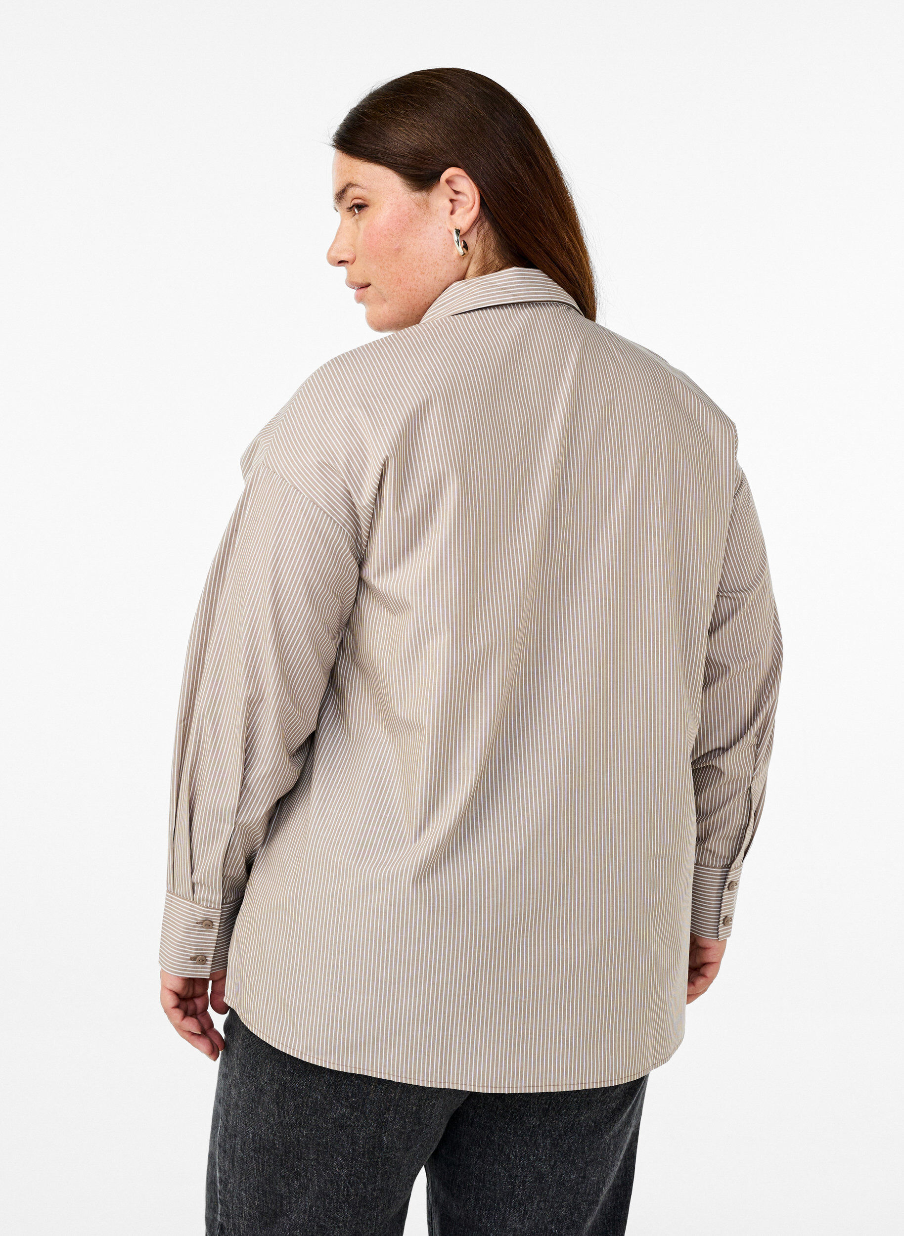 Zizzi Lockeres lang&auml;rmliges Hemd mit Streifen, Braun, Model image number 2