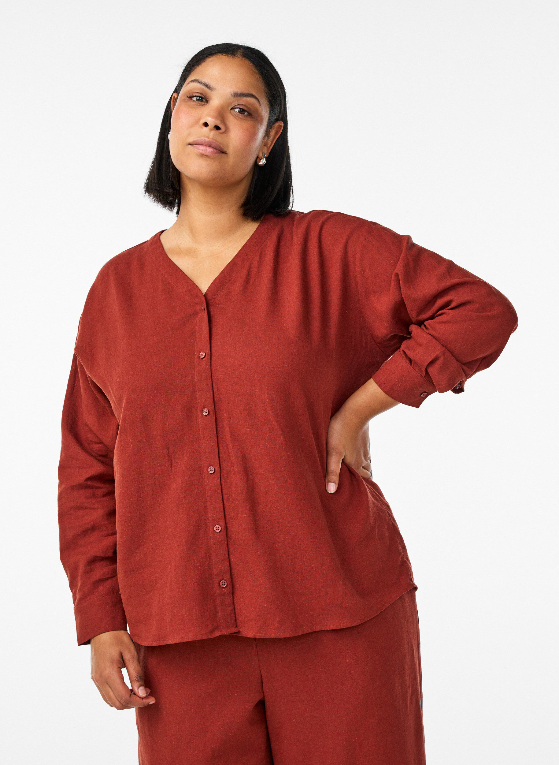 Bluse aus Leinen und Viskose mit V-Ausschnitt, Rot, Model