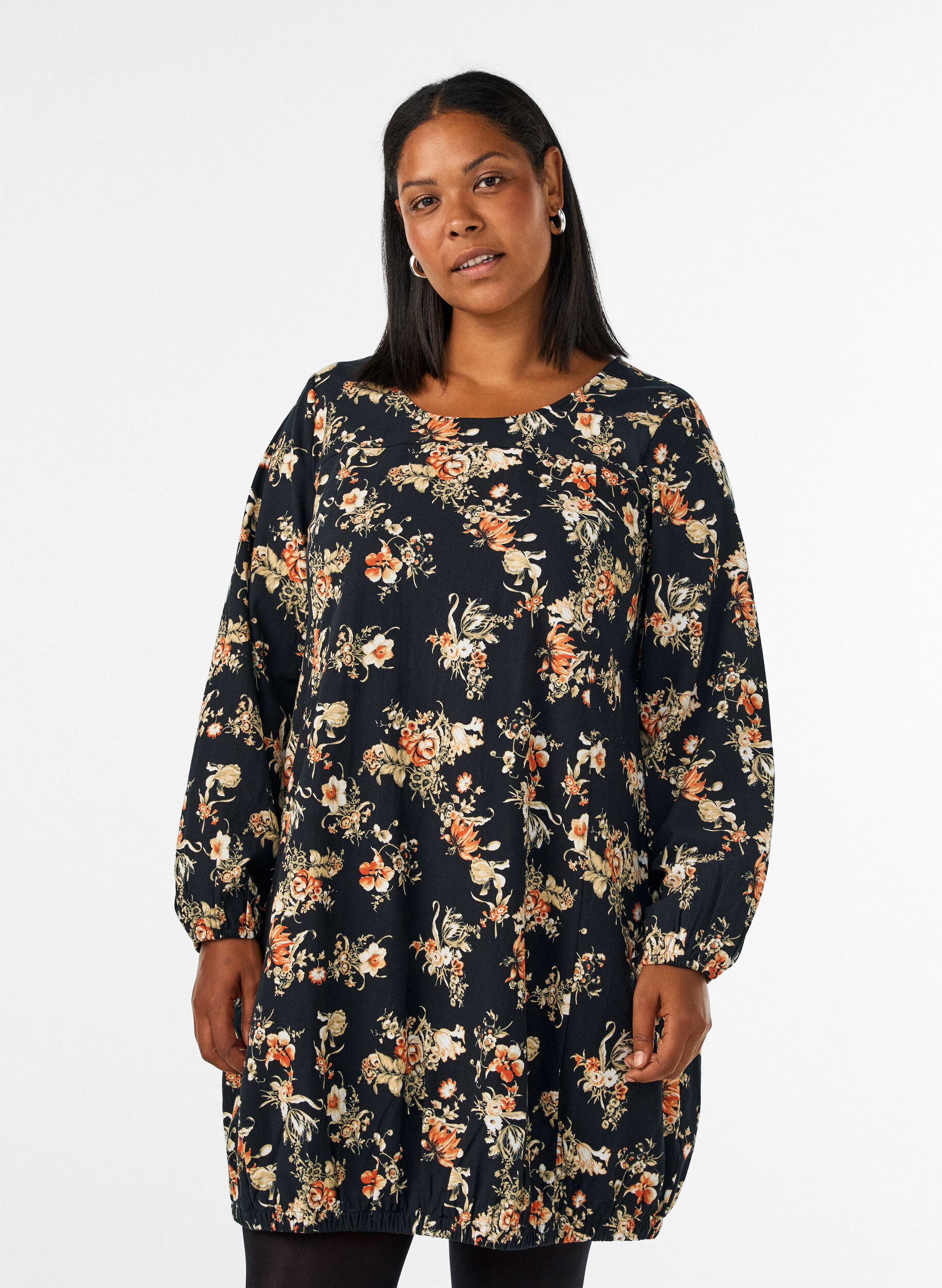 Robe courte en coton avec un ourlet &eacute;lastique et des manches longues, Noir, Model