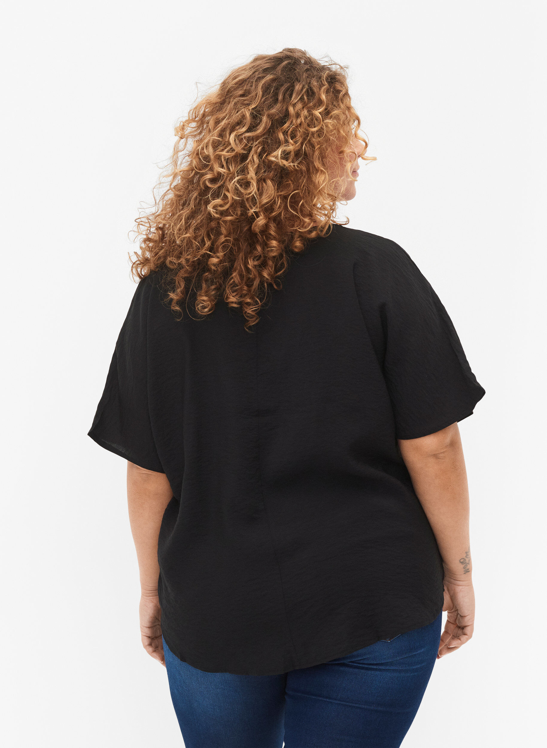 Zizzi Viskose Bluse mit kurzen &Auml;rmeln und V-Ausschnitt, Black, Model image number 1