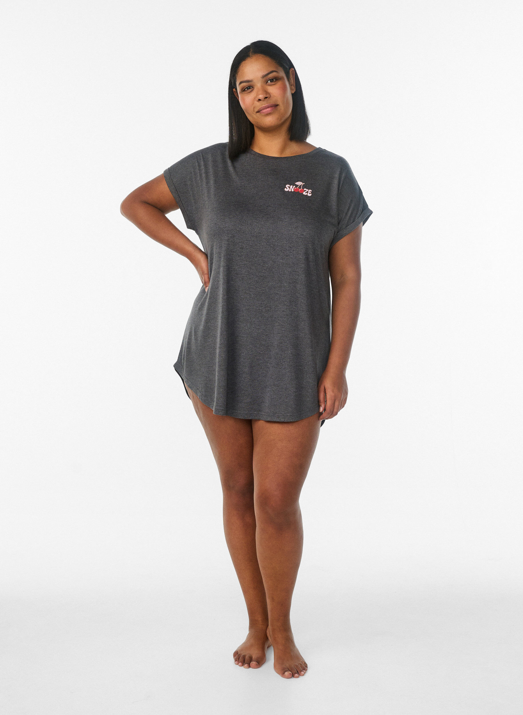 Zizzi Kurz&auml;rmliges Nachthemd mit Textdruck, Schwarz, Model image number 1