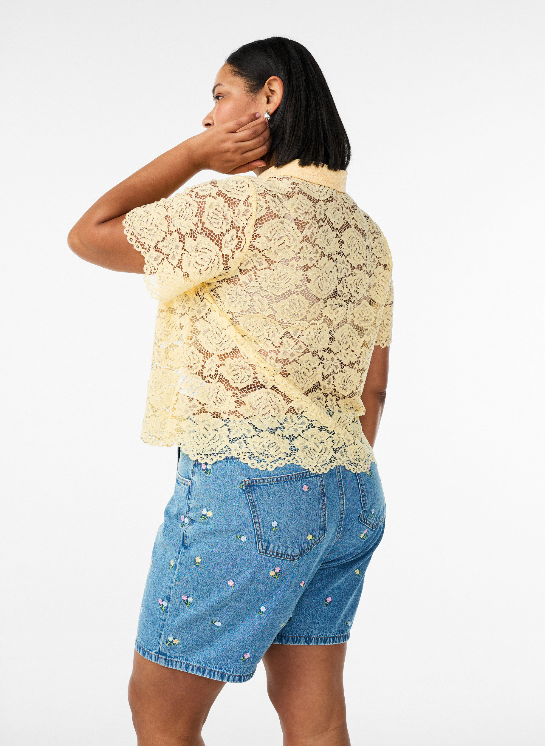 Zizzi Shorts aus Denim mit bestickten Blumen, Blau, Model image number 2