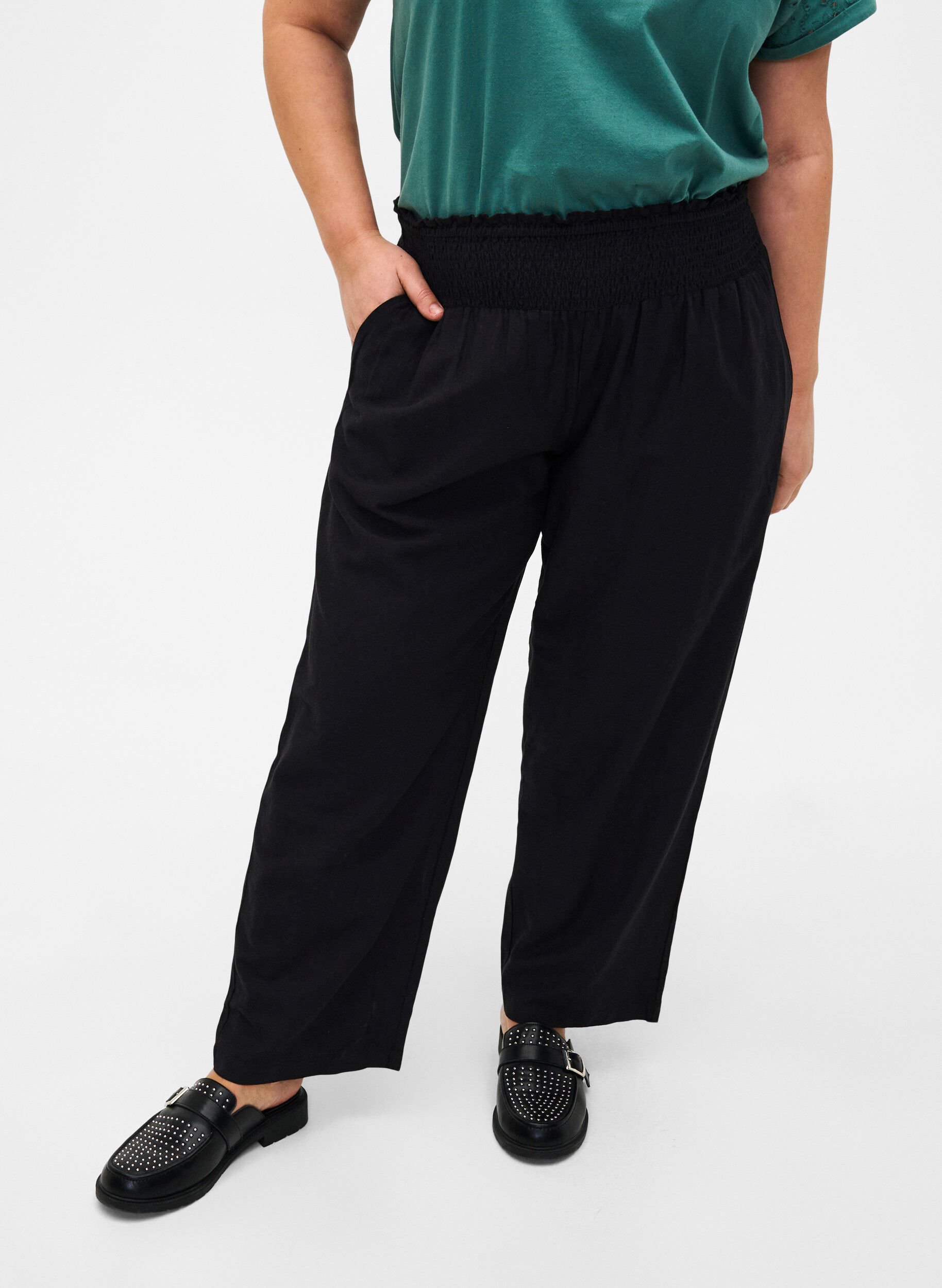 Zizzi Pantalon &agrave; smocks en lin, Noir, Model image number 2