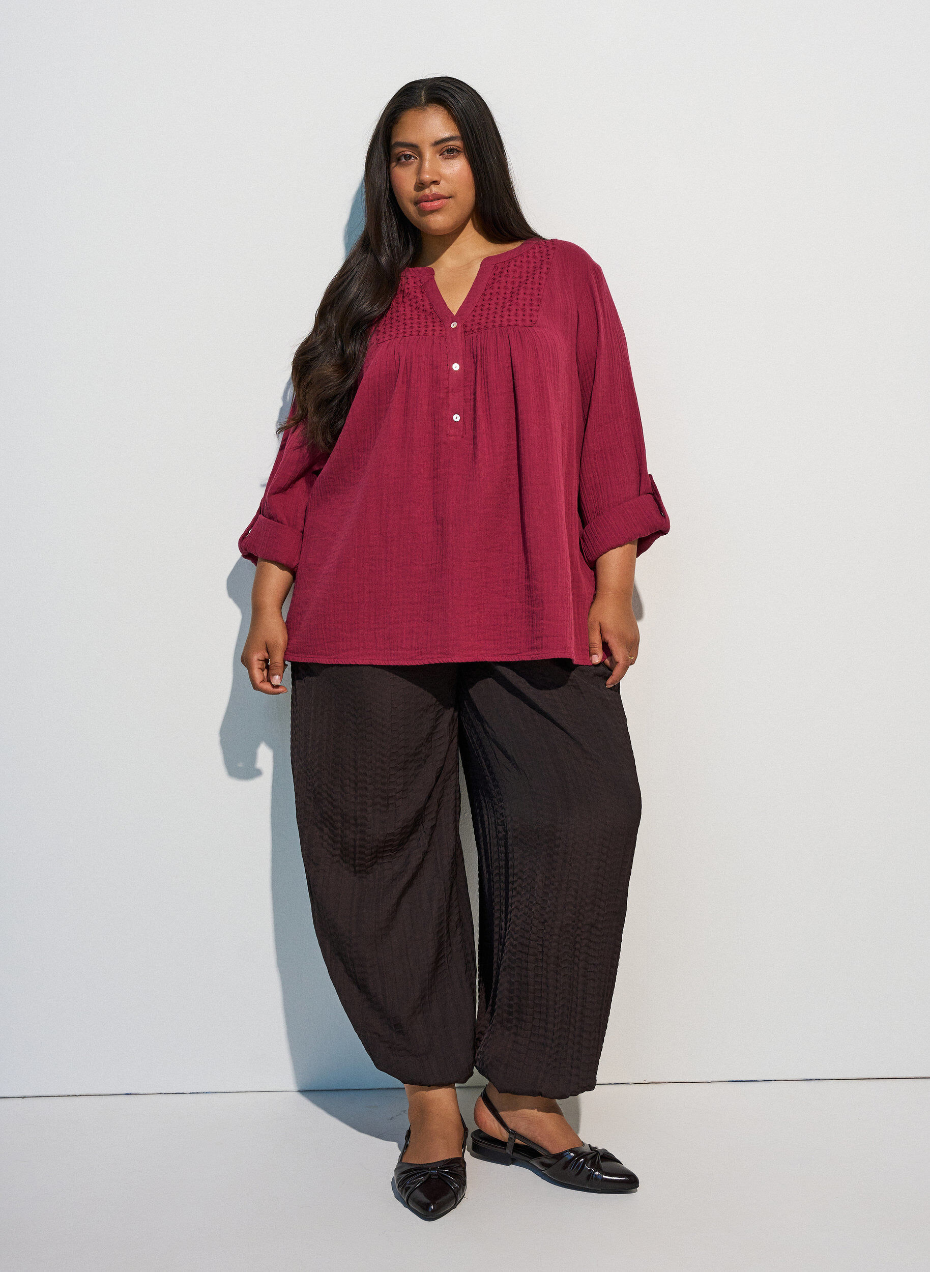 ZizziBlouse en mousseline de coton avec broderie anglaise, Rouge, Model image number 1