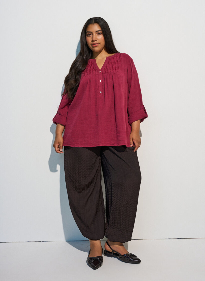 Blouse en mousseline de coton avec broderie anglaise, Rouge, Model image number 1