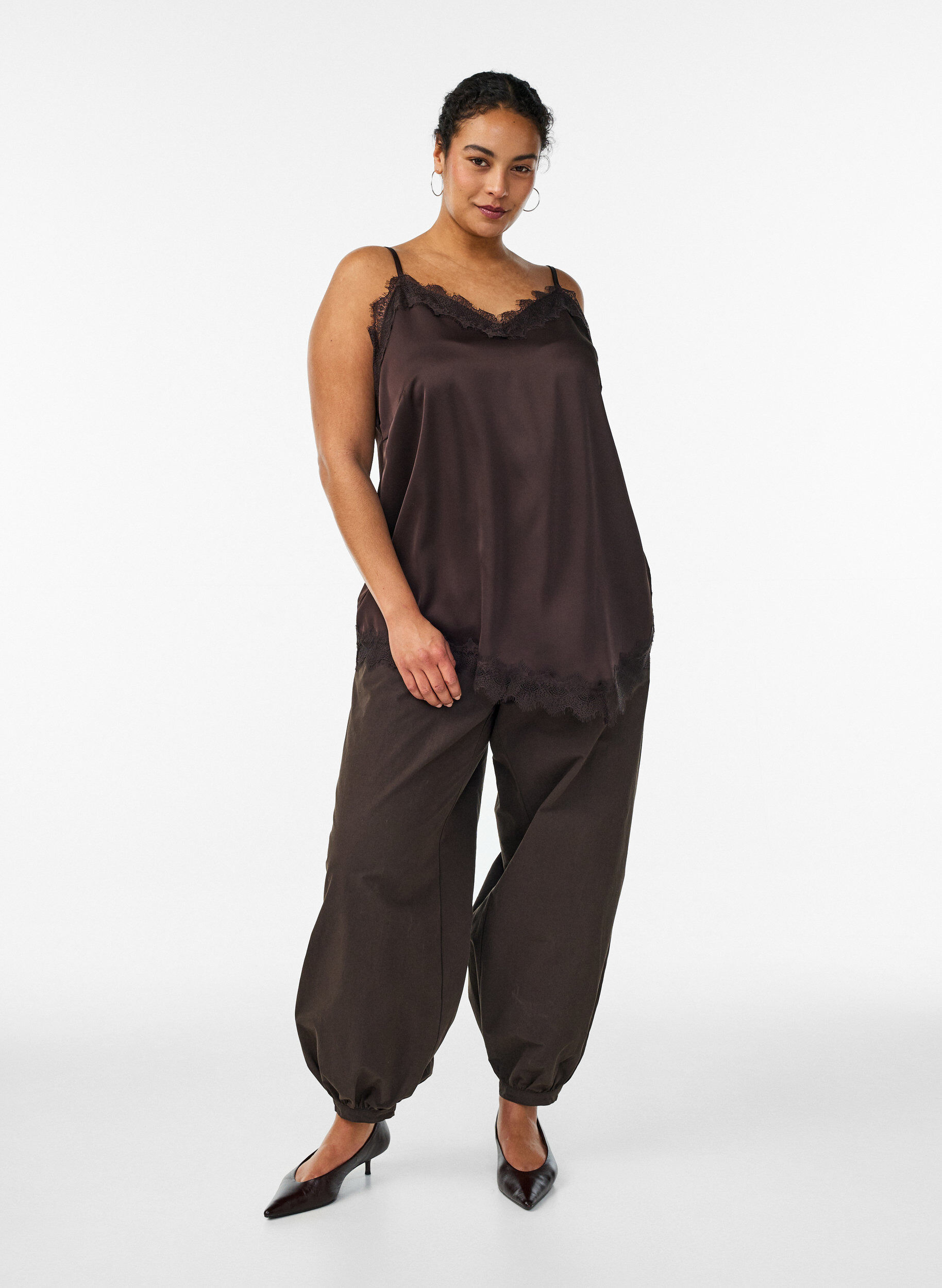 Zizzi Top aus Satin mit Spitzen und asymmetrischem Saum, Braun, Model image number 1
