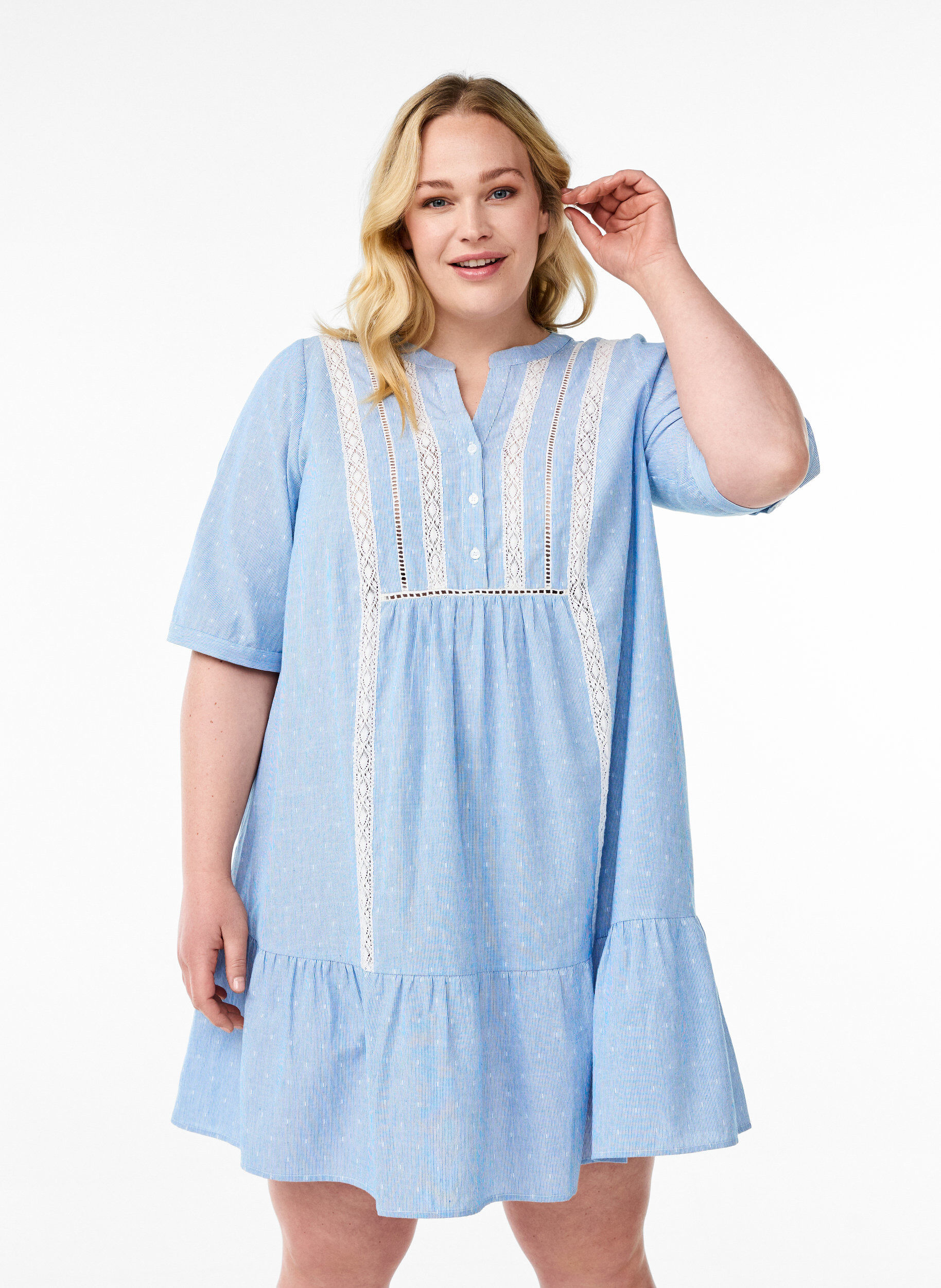 Kurzes Kleid mit Spitzenb&auml;ndern und A-Linie, Blau, Model