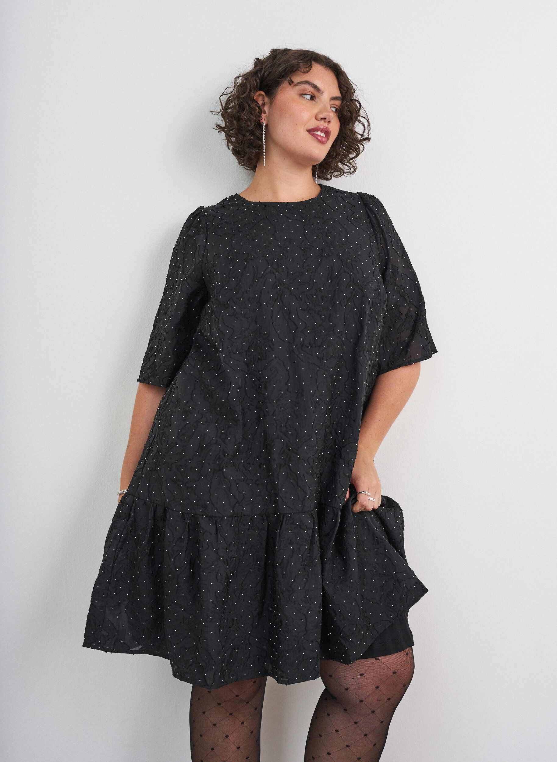 Robe jacquard avec des d&eacute;tails scintillants et des manches bouffantes, Noir, Model