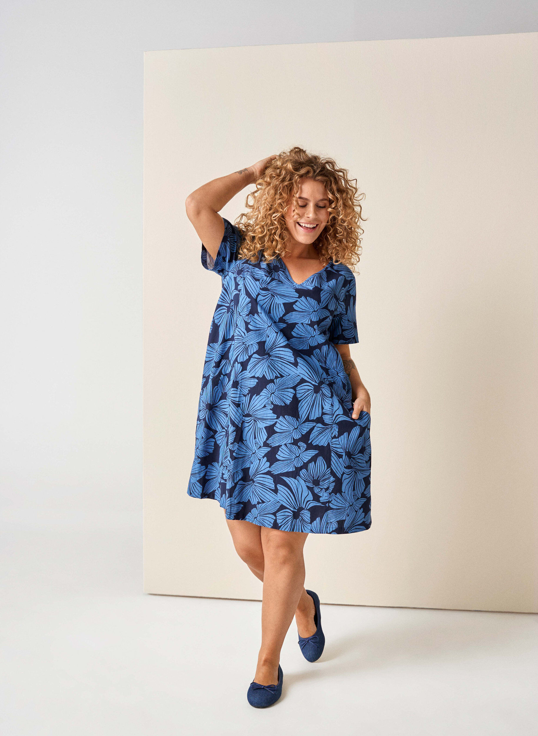 ZizziKurzes A-Linien-Kleid mit floralem Print, Blau, Image image number 0