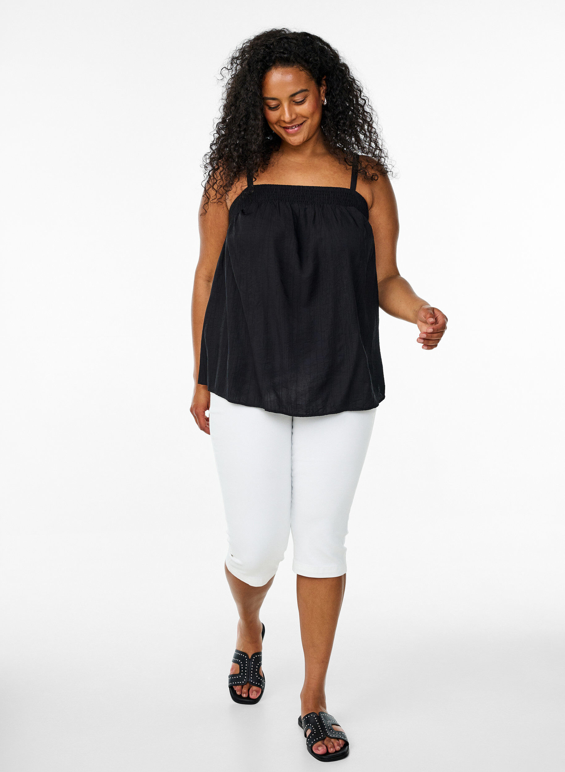 Zizzi Viskose-Top mit schmalen Tr&auml;gern., Schwarz, Model image number 1