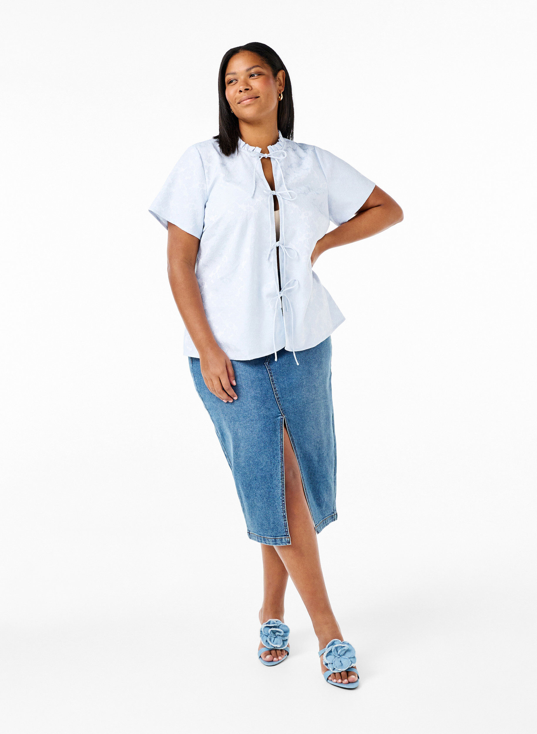 Zizzi Kurz&auml;rmelige Jacquard-Bluse mit Schleifen, Blau, Model image number 1