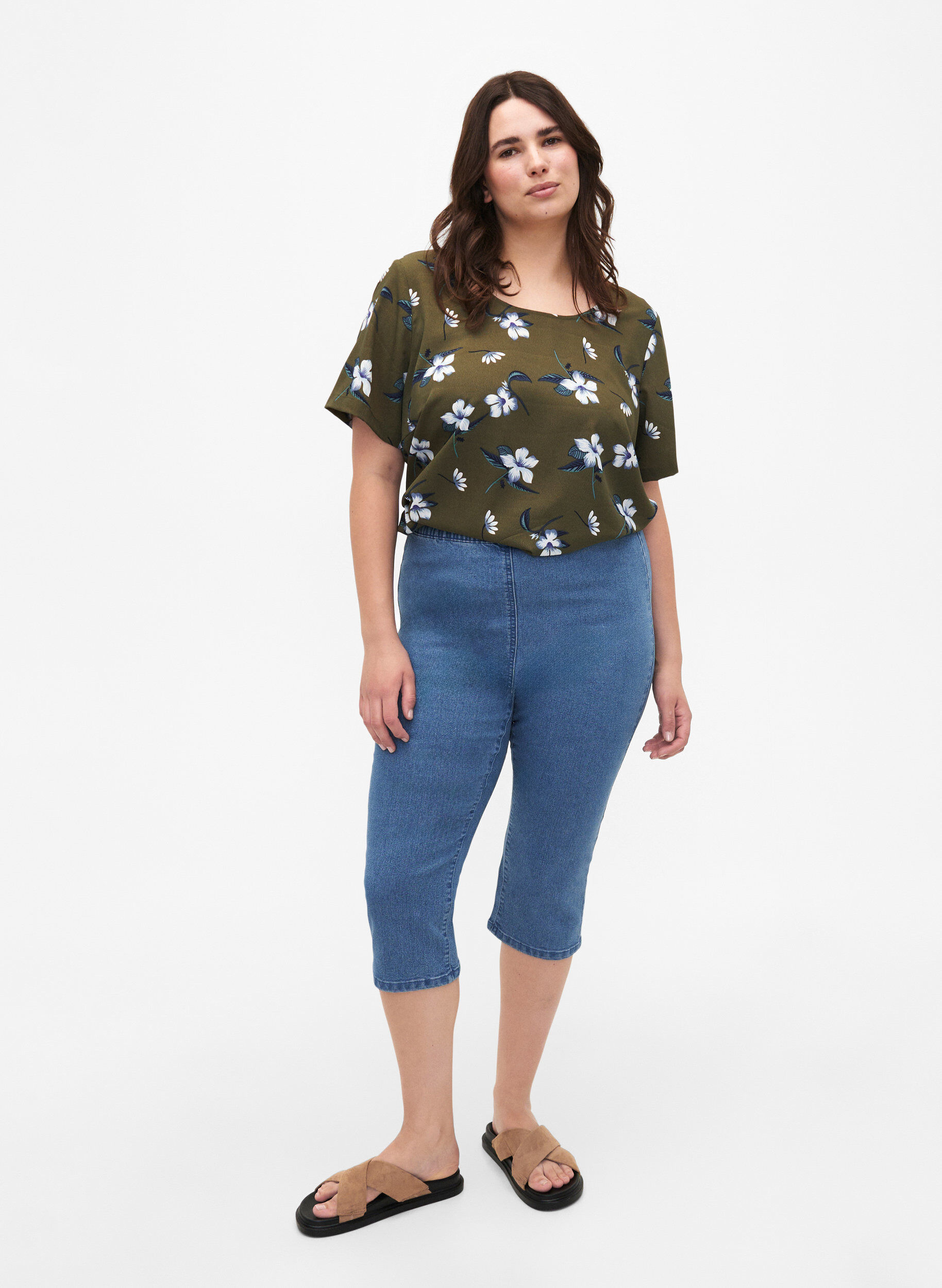 Zizzi FLASH &ndash; Kurz&auml;rmelige Bluse mit Print, Olive Night Flower, Model image number 2