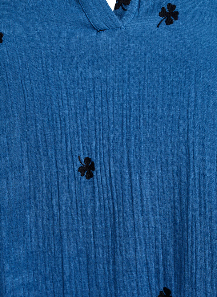 Kleines Kleid aus Baumwollmusselin mit gestickten Blumen, Blau, Packshot image number 2