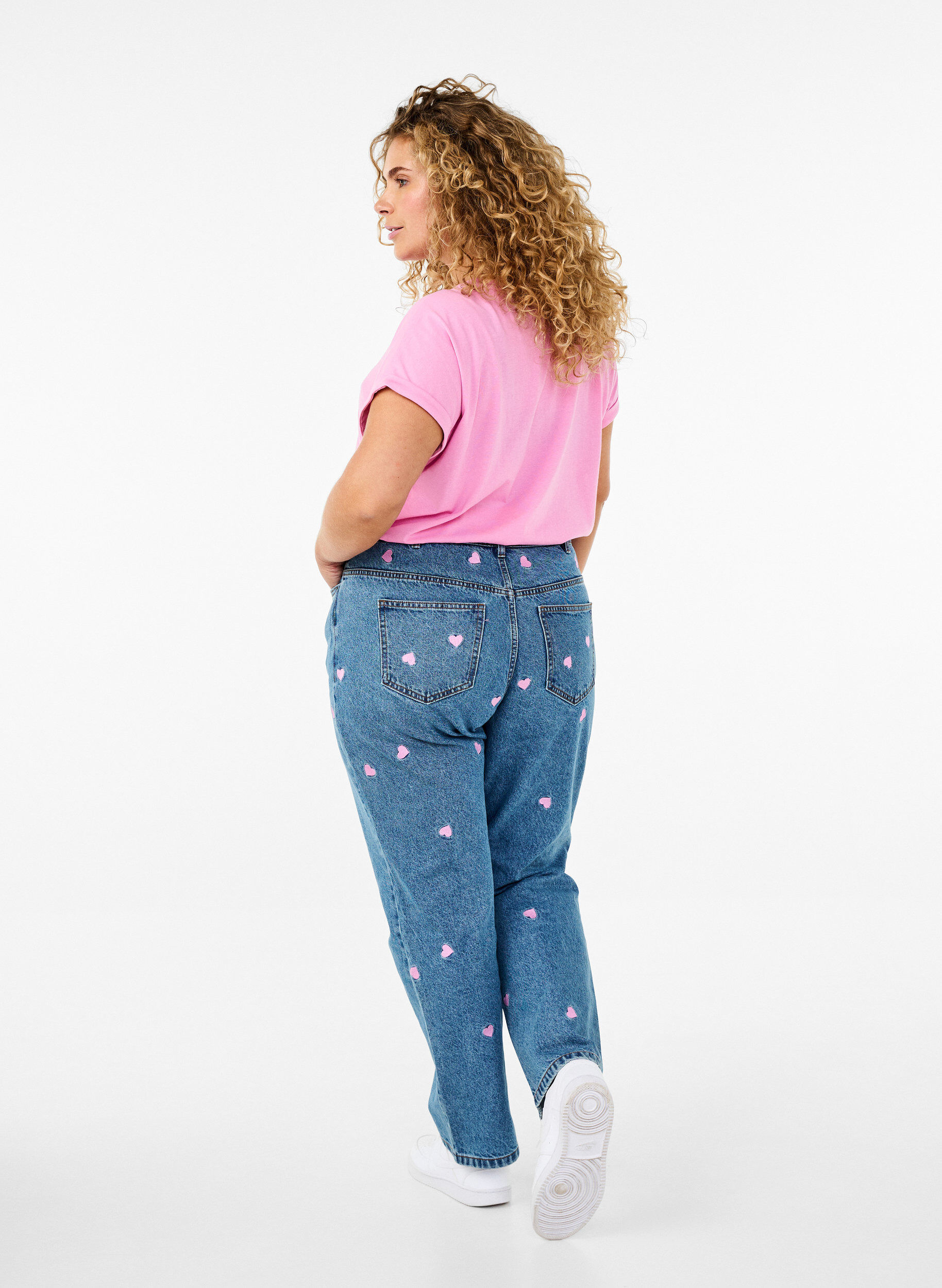 Zizzi High-Waist-Jeans Gemma mit Herzen, Blau, Model image number 1