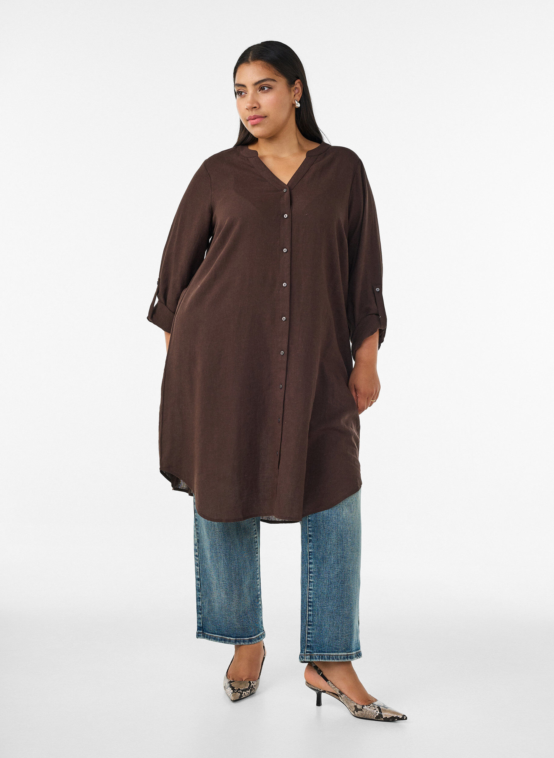 Chemise longue en lin et viscose, Marron, Model