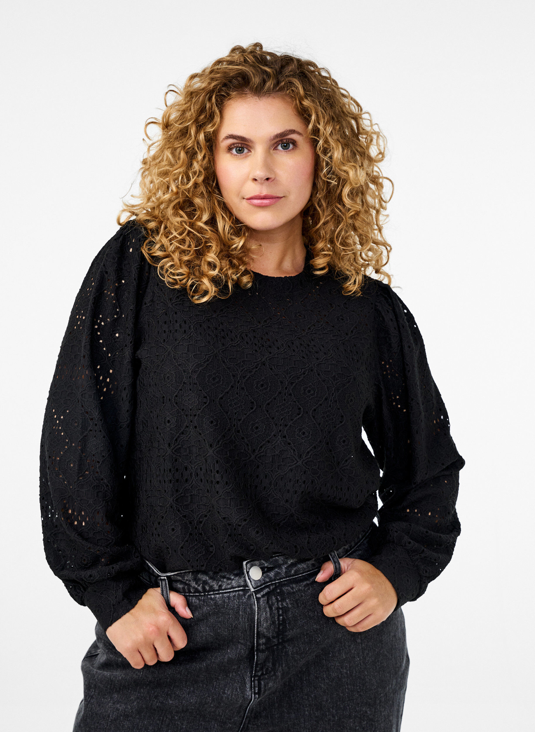 Zizzi Lang&auml;rmlige Bluse mit Lochmuster, Schwarz, Model image number 0