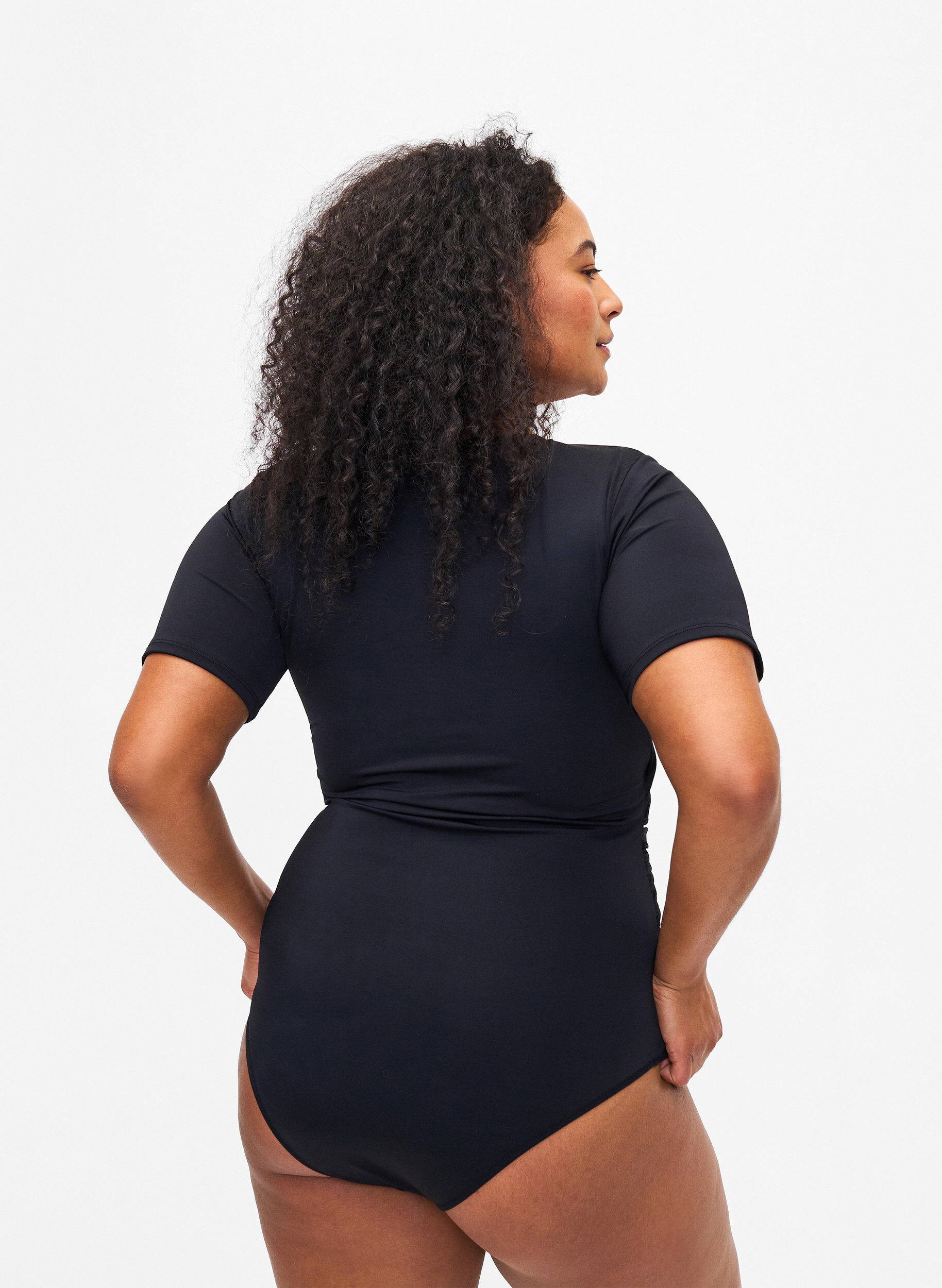 Zizzi Badeanzug mit Rei&szlig;verschluss und kurzen &Auml;rmeln, Black, Model image number 1