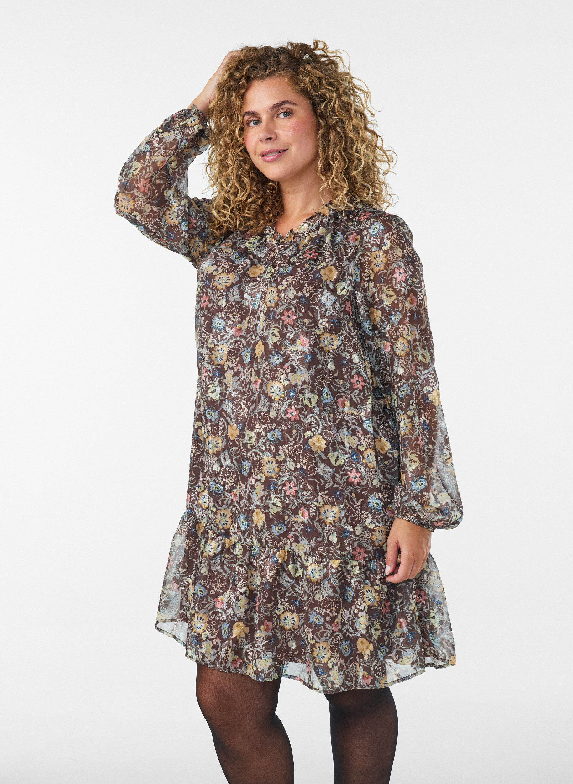 ZizziRobe en mousseline &agrave; imprim&eacute; floral et volants &eacute;tag&eacute;s, Marron, Model image number 0