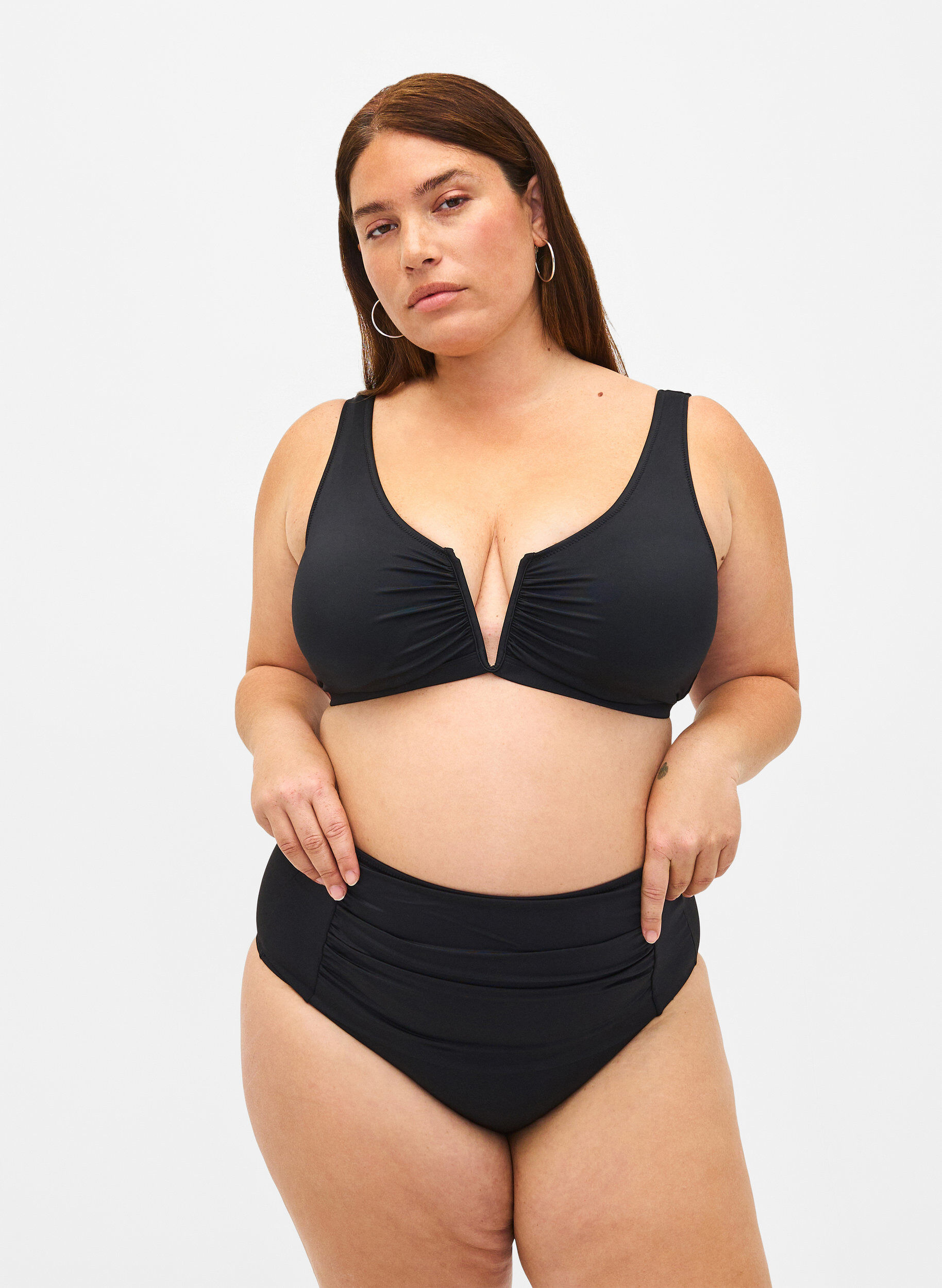 Zizzi Bikinioberteil mit V-B&uuml;gel und herausnehmbaren Pads, Schwarz, Model image number 1