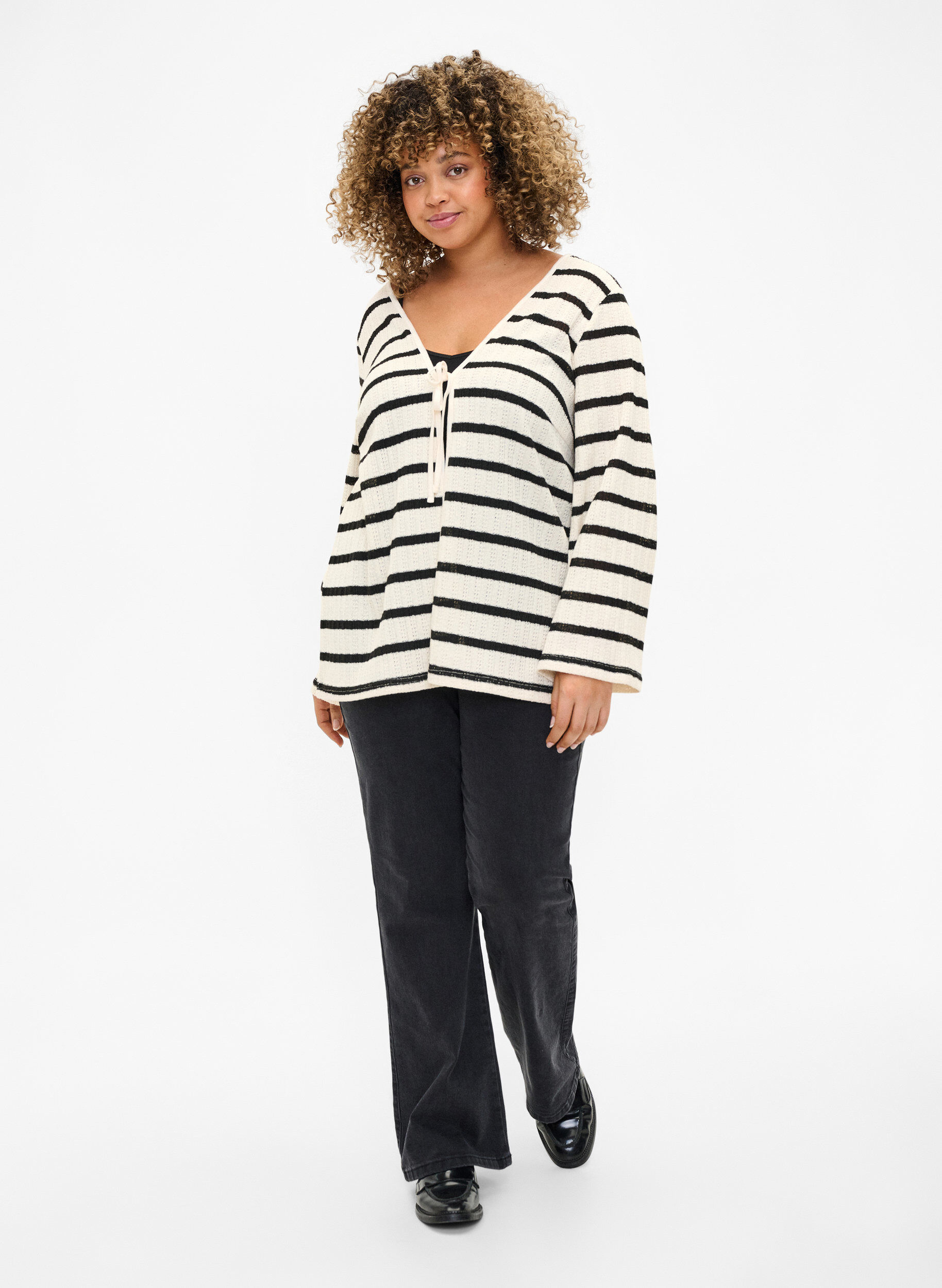 Zizzi Cardigan ray&eacute; avec cordon de serrage, Sand Black Stripe, Model image number 2