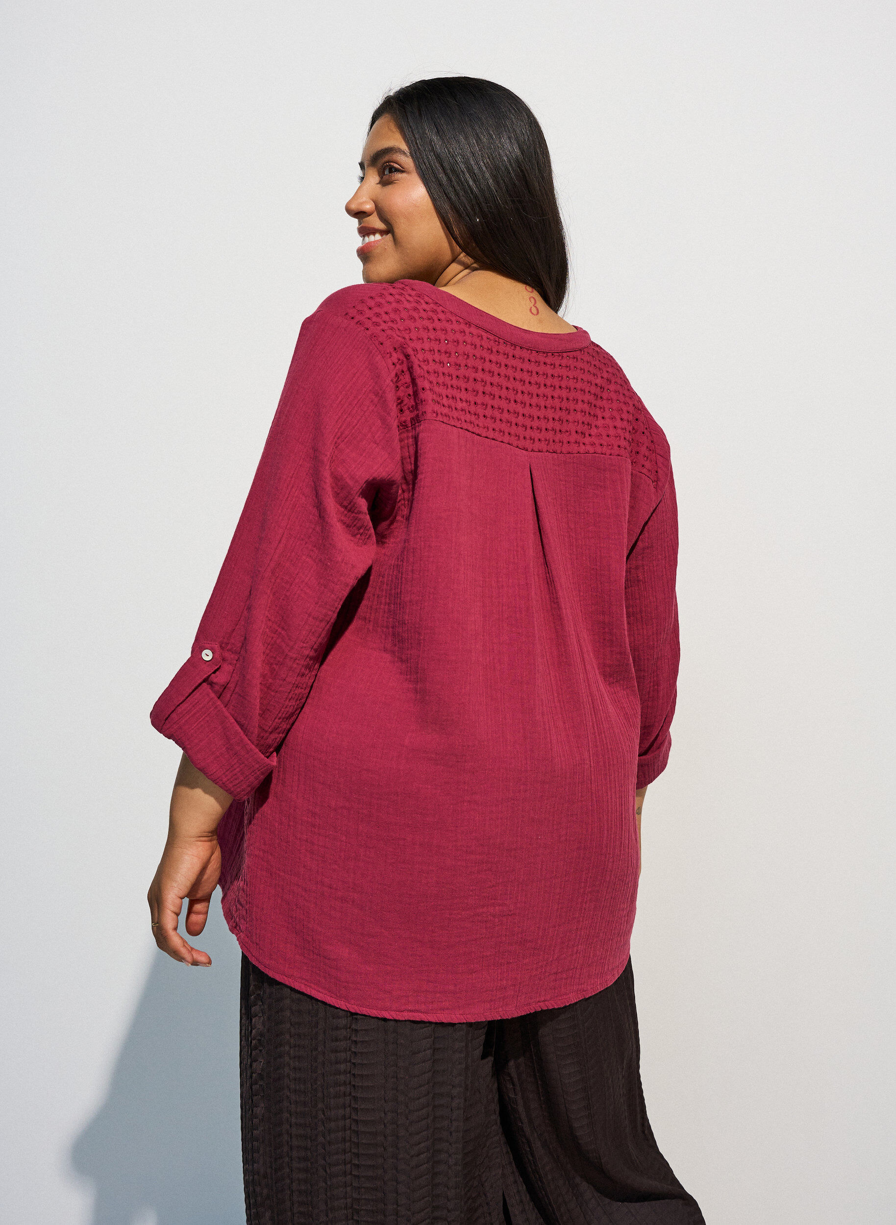 ZizziBlouse en mousseline de coton avec broderie anglaise, Rouge, Model image number 2