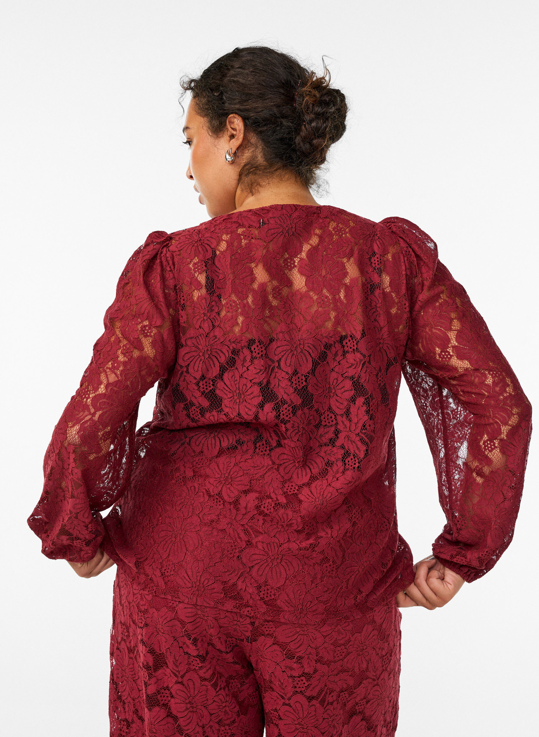 Zizzi Blouse en dentelle avec ouverture devant et liens &agrave; nouer, Bordeaux fonc&eacute;, Model image number 2