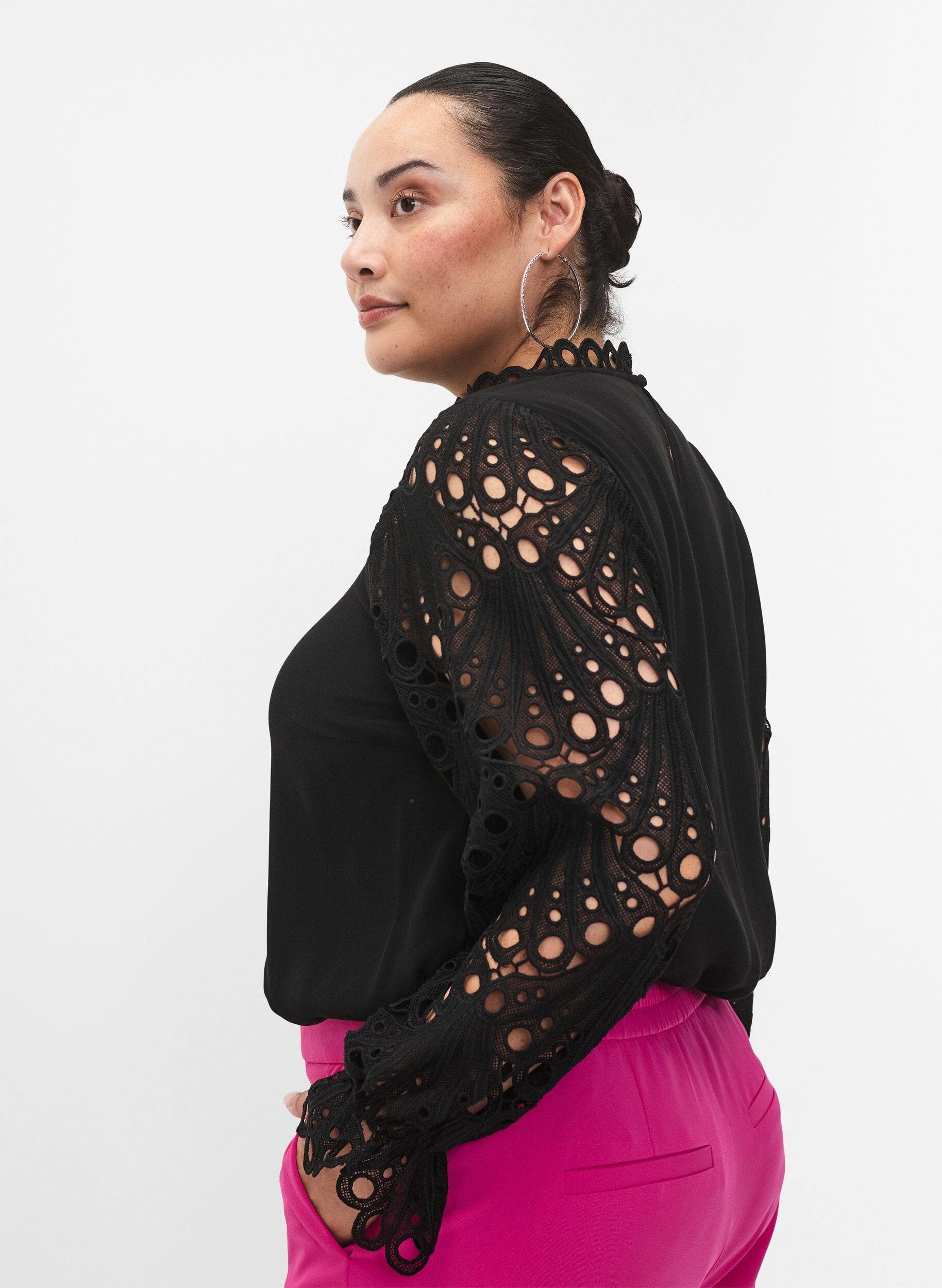 Zizzi  Viskosebluse mit crochet &Auml;rmeln, Black, Model image number 2
