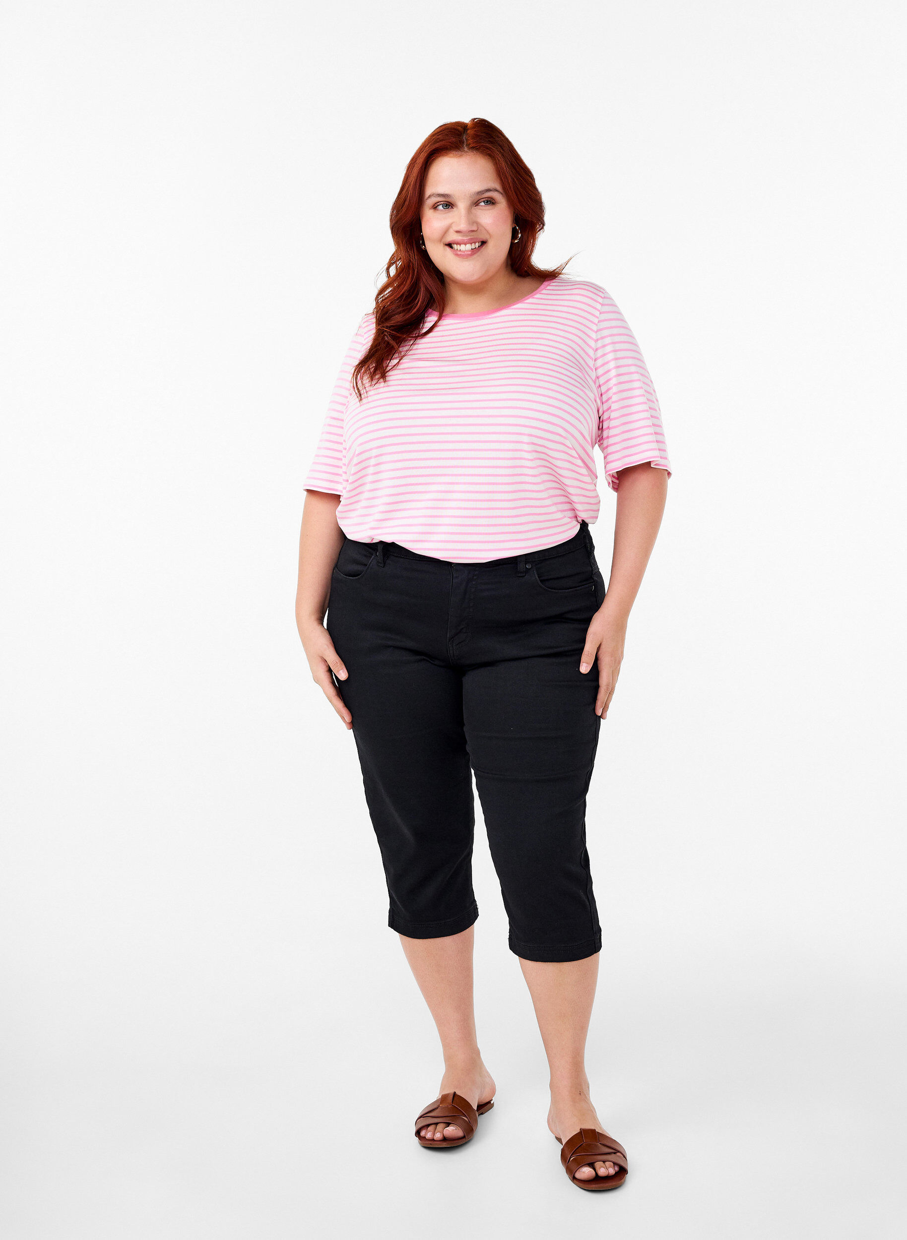 Zizzi T-shirt ray&eacute; en Lyocell &agrave; col rond, Rouge, Model image number 1