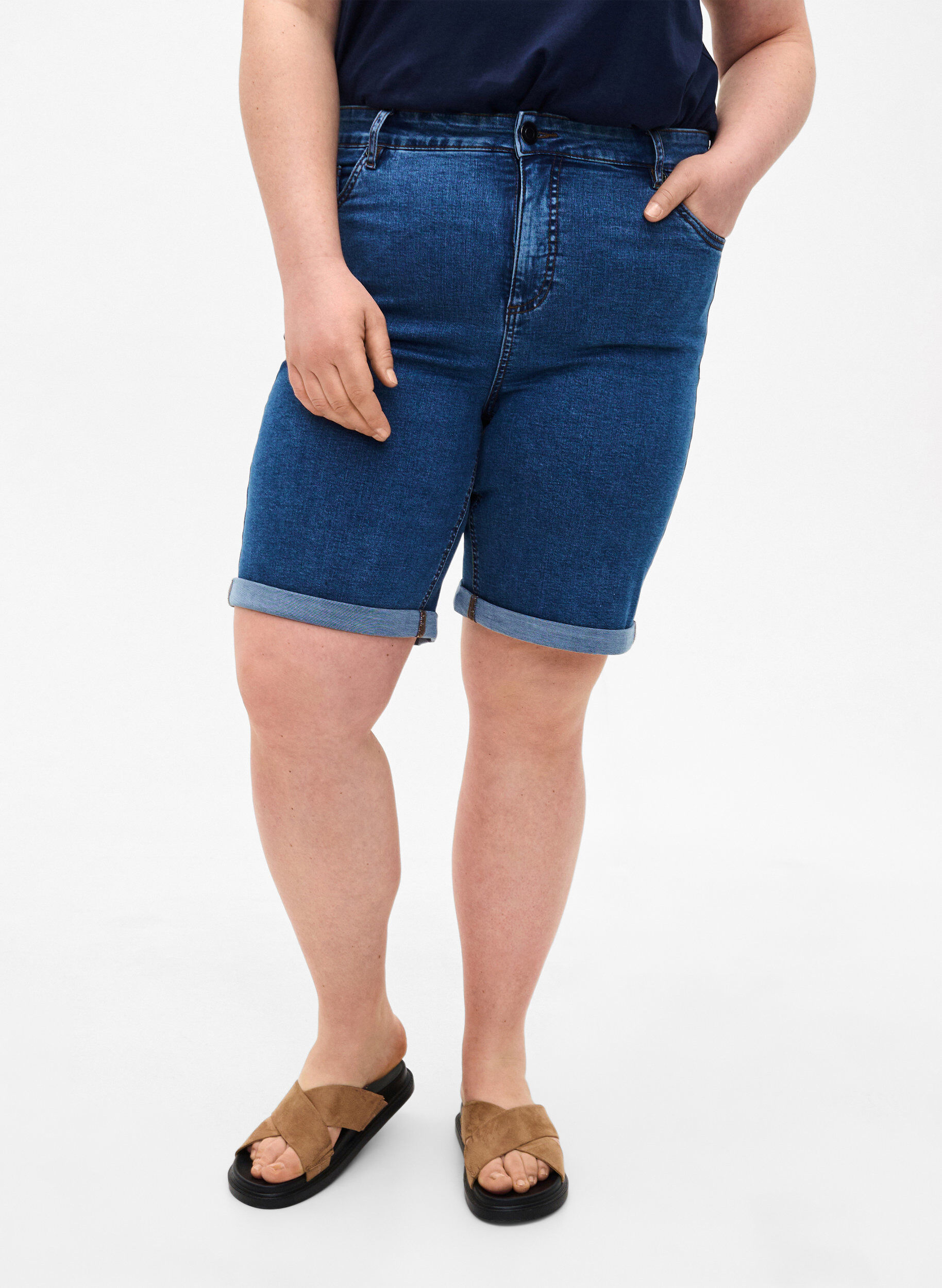 Zizzi  Shorts en jean moulants &agrave; taille haute, Blue Denim, Model image number 2