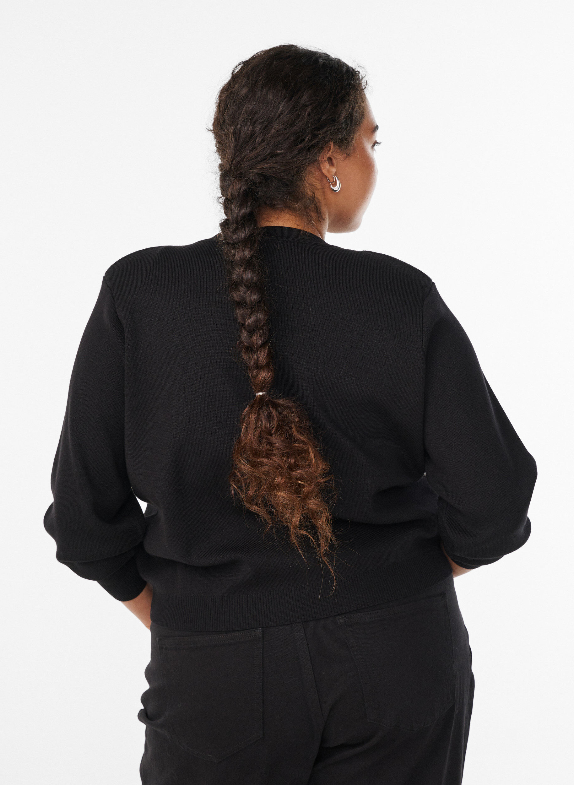 Zizzi Cardigan avec boutons dor&eacute;s d&eacute;coratifs, Noir, Model image number 2