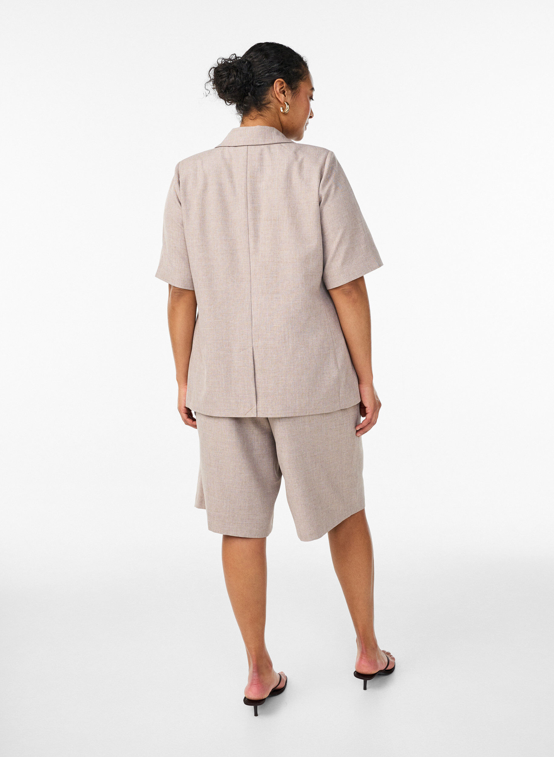 Zizzi Lockere Bermudashorts mit hoher Taille, Braun, Model image number 1