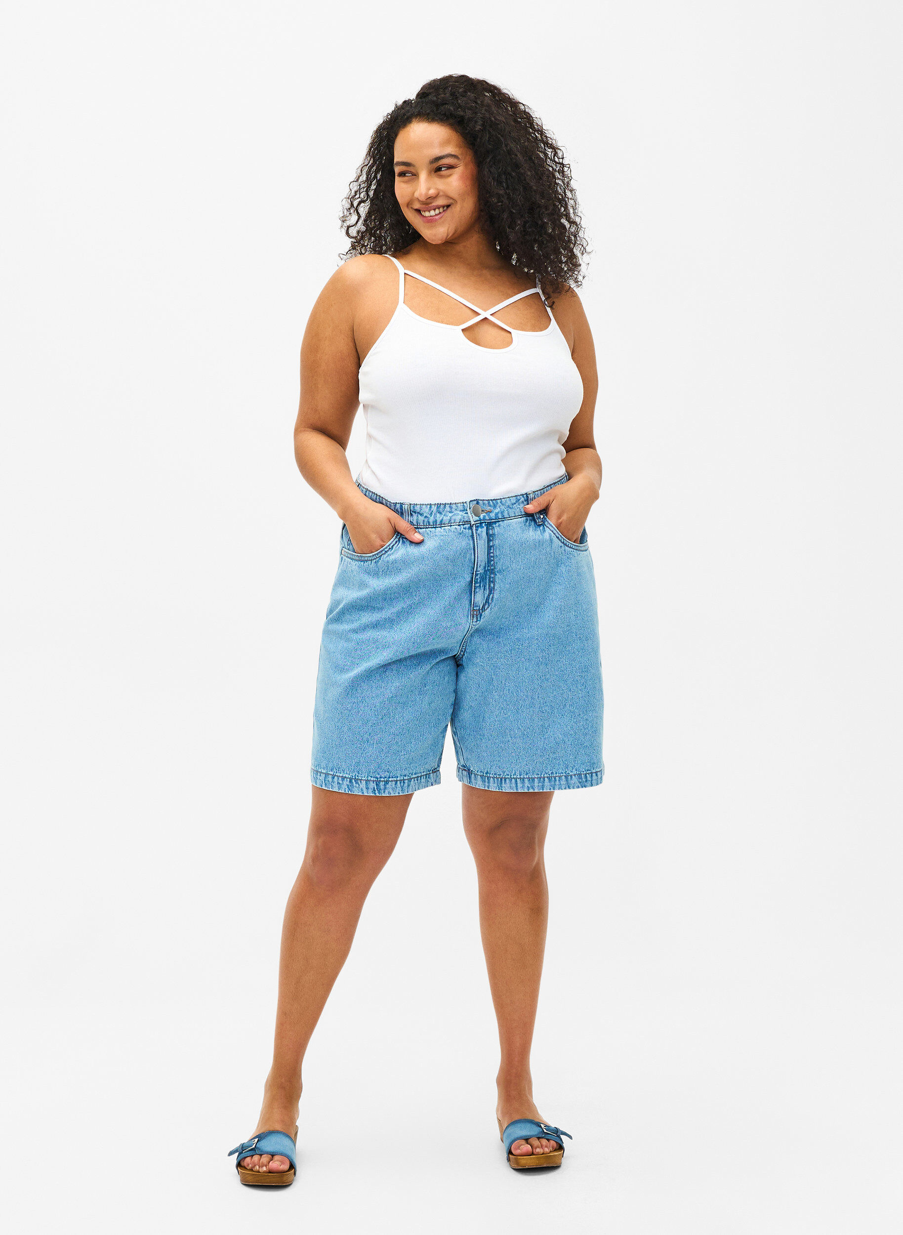 Zizzi Haut c&ocirc;tel&eacute; en coton biologique avec d&eacute;tail en forme de croix, Bright White, Model image number 2