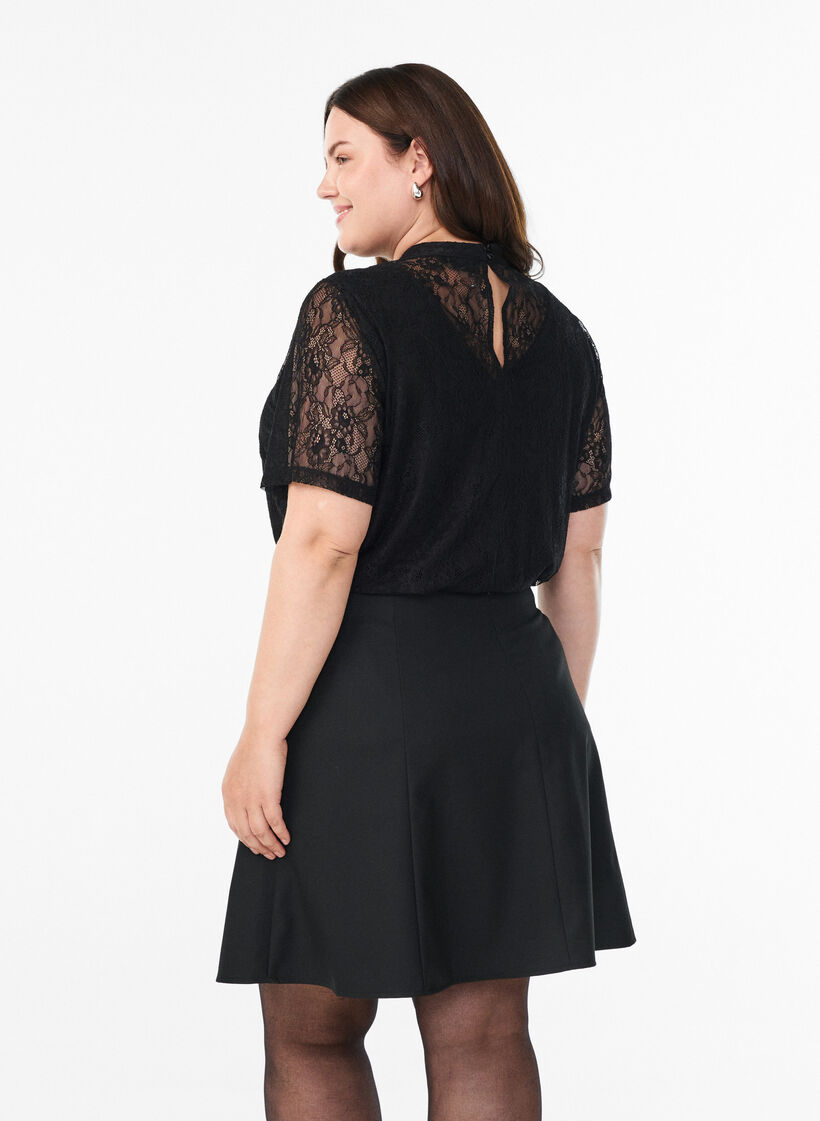 Blouse en dentelle à manches courtes avec détail torsadé, Noir, Model