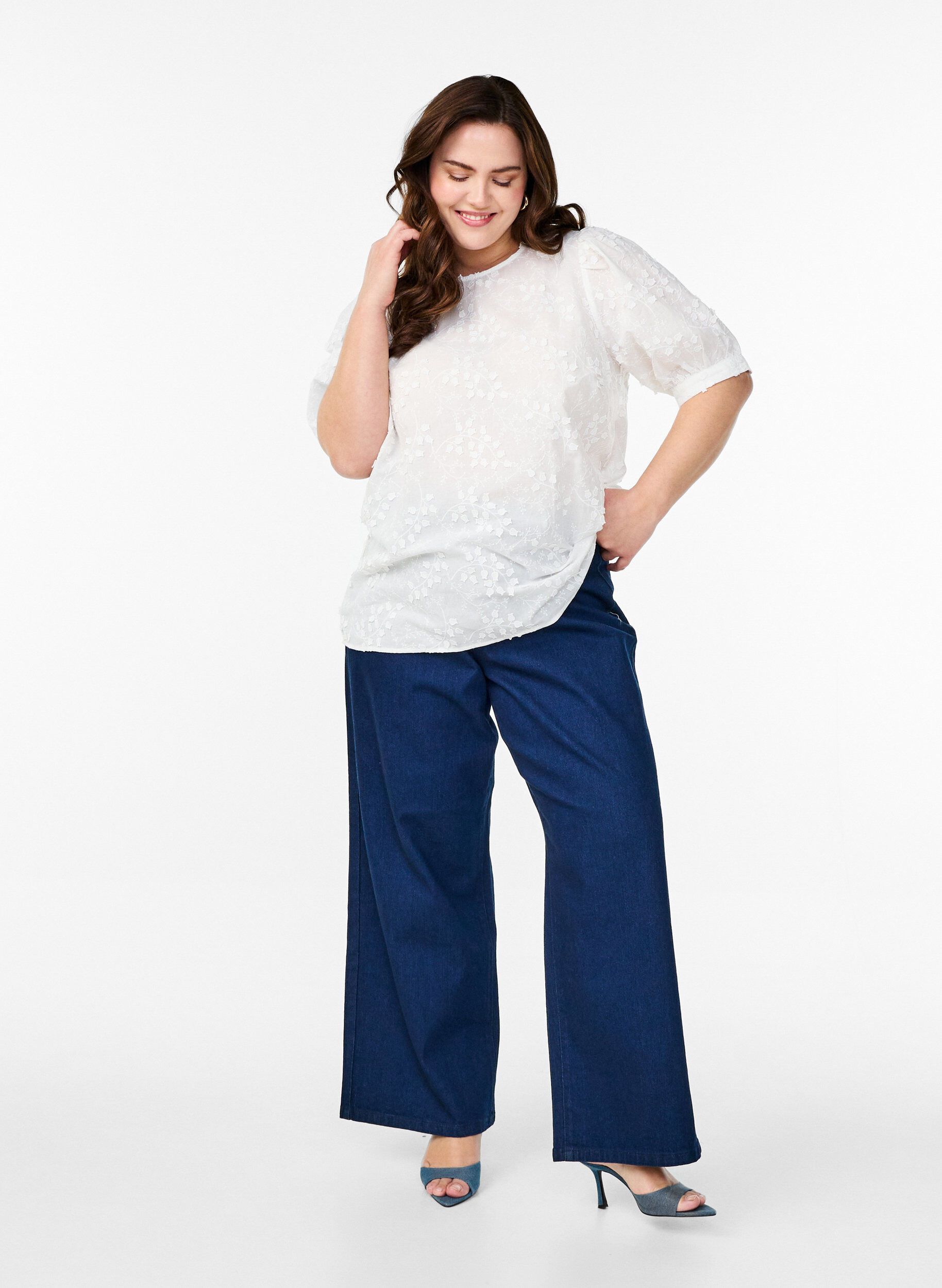 Zizzi Bluse mit kurzen &Auml;rmeln, Stickerei und Rundhalsausschnitt, Wei&szlig;, Model image number 1