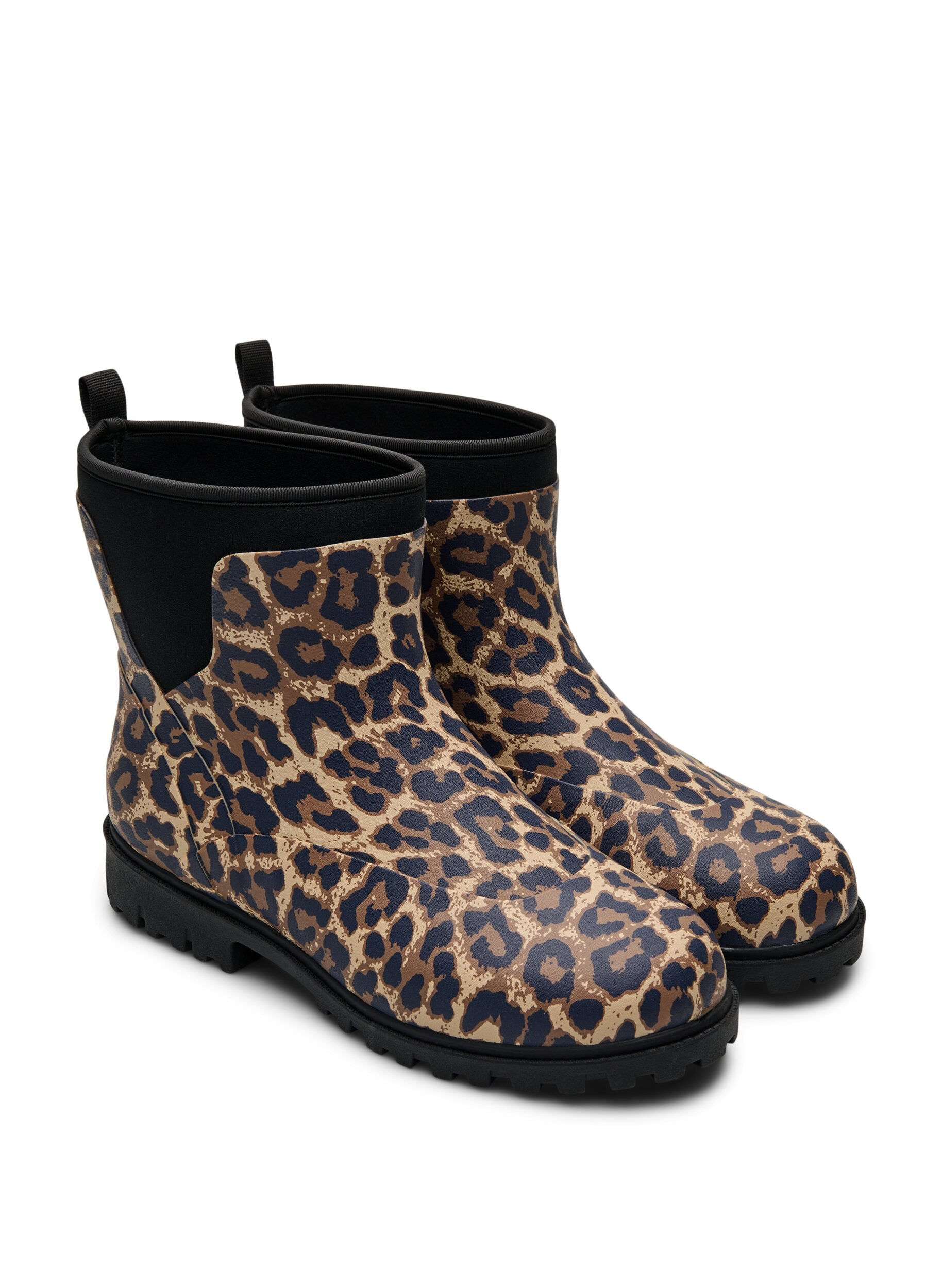 Zizzi Kurze Stiefel mit weitem Schaft aus elastischem Neopren, Leopard AOP, Packshot image number 1