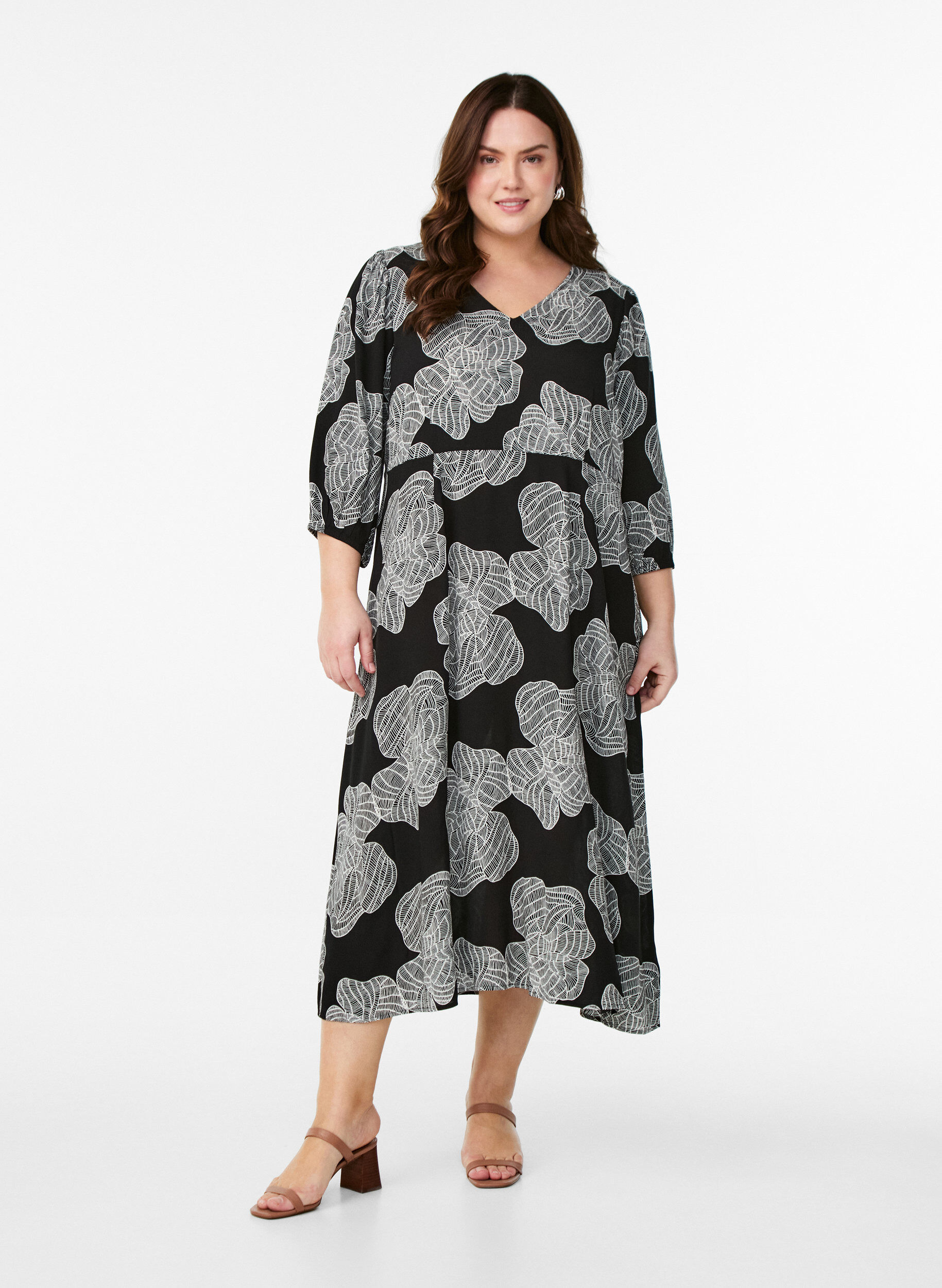 Zizzi Midikleid mit gebl&uuml;mtem Print und 3/4-&Auml;rmeln, Schwarz, Model image number 1
