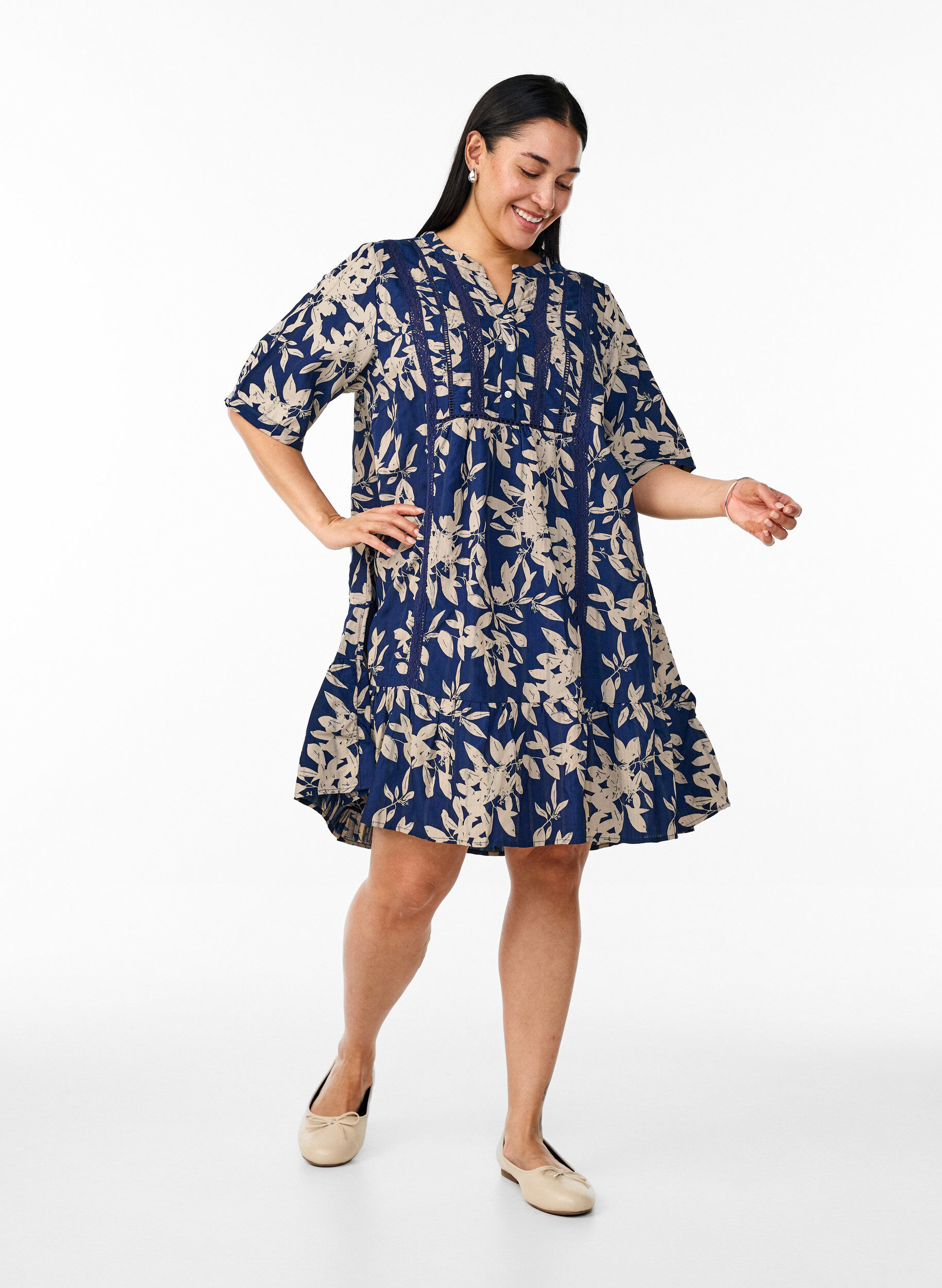 Zizzi Robe courte en viscose avec bordure en dentelle et coupe trap&egrave;ze, Bleu, Model image number 1