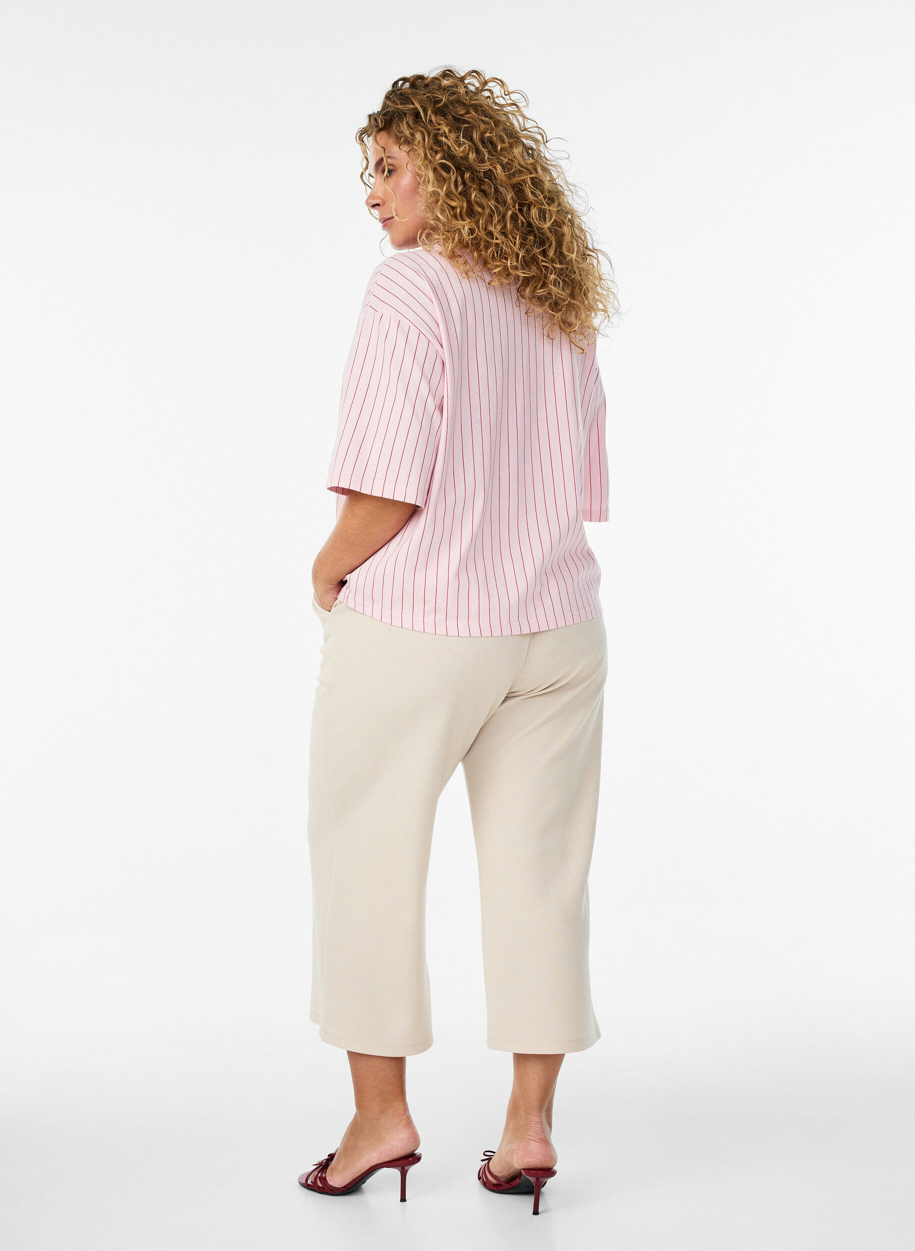 Zizzi 7/8 Hose mit lockerer Passform, Beige, Model image number 1