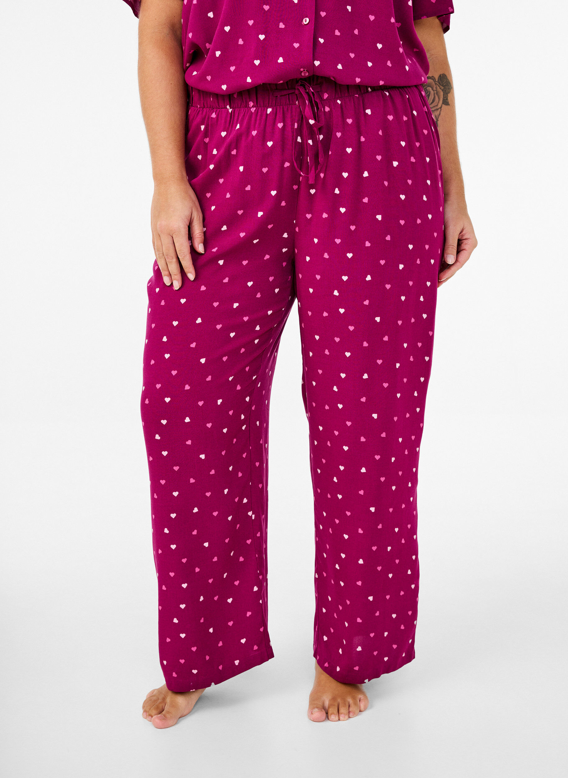 Zizzi Pantalon de pyjama ample avec c&oelig;urs, Boysenberry w. Heart, Model image number 2