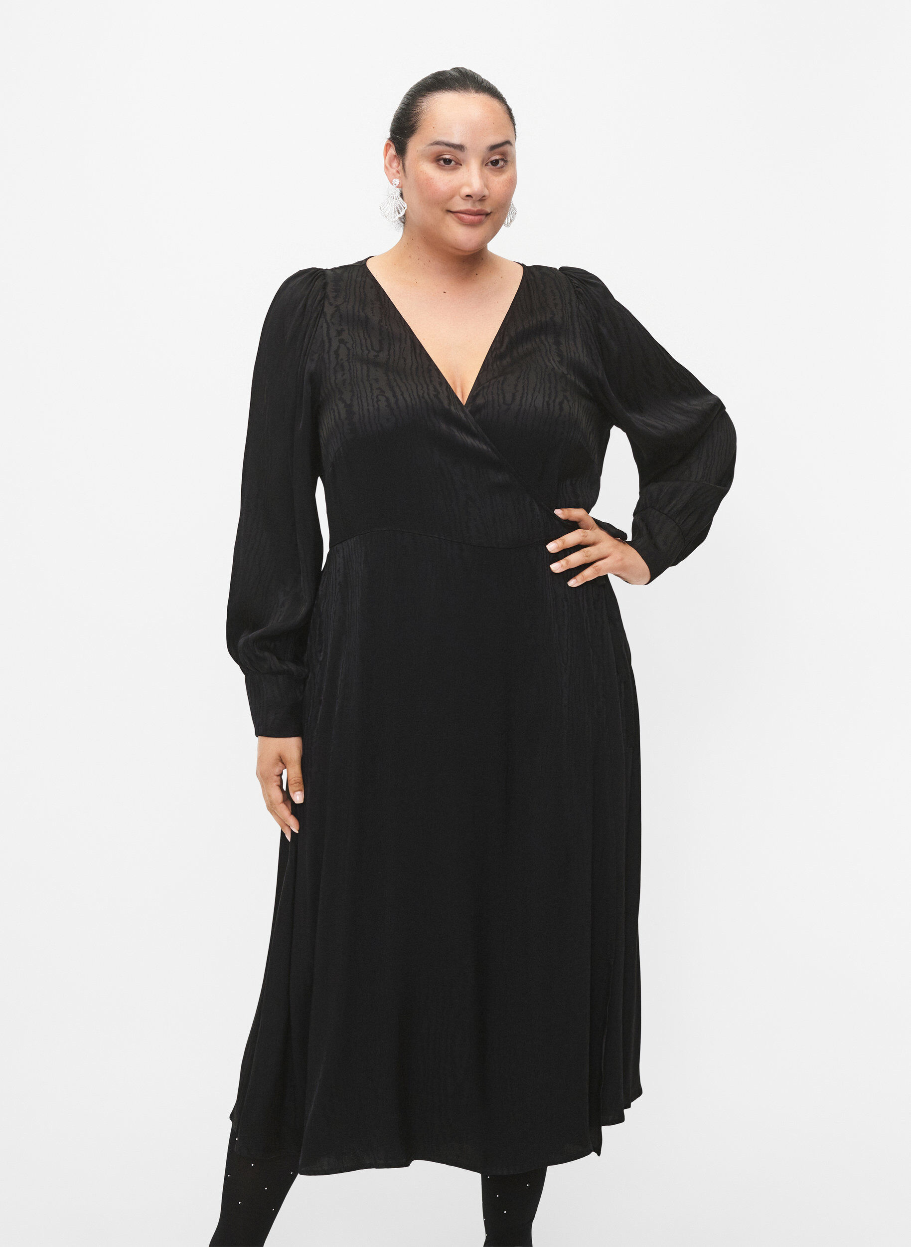 Zizzi Lang&auml;rmeliges Kleid aus Viskose mit Ton-in-Ton-Druck, Black, Model image number 0