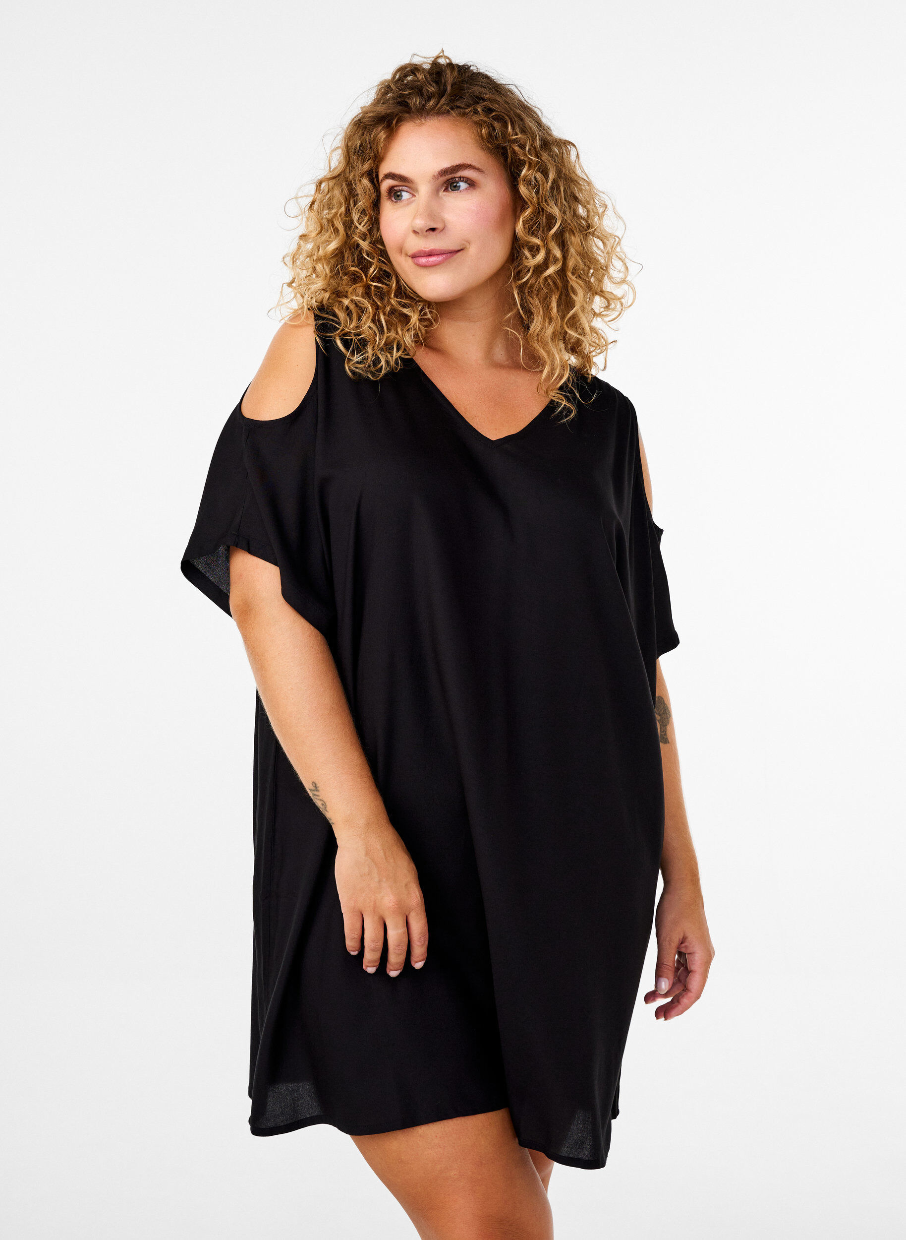 Zizzi Robe de plage en viscose avec d&eacute;tail aux &eacute;paules, Noir, Model image number 0