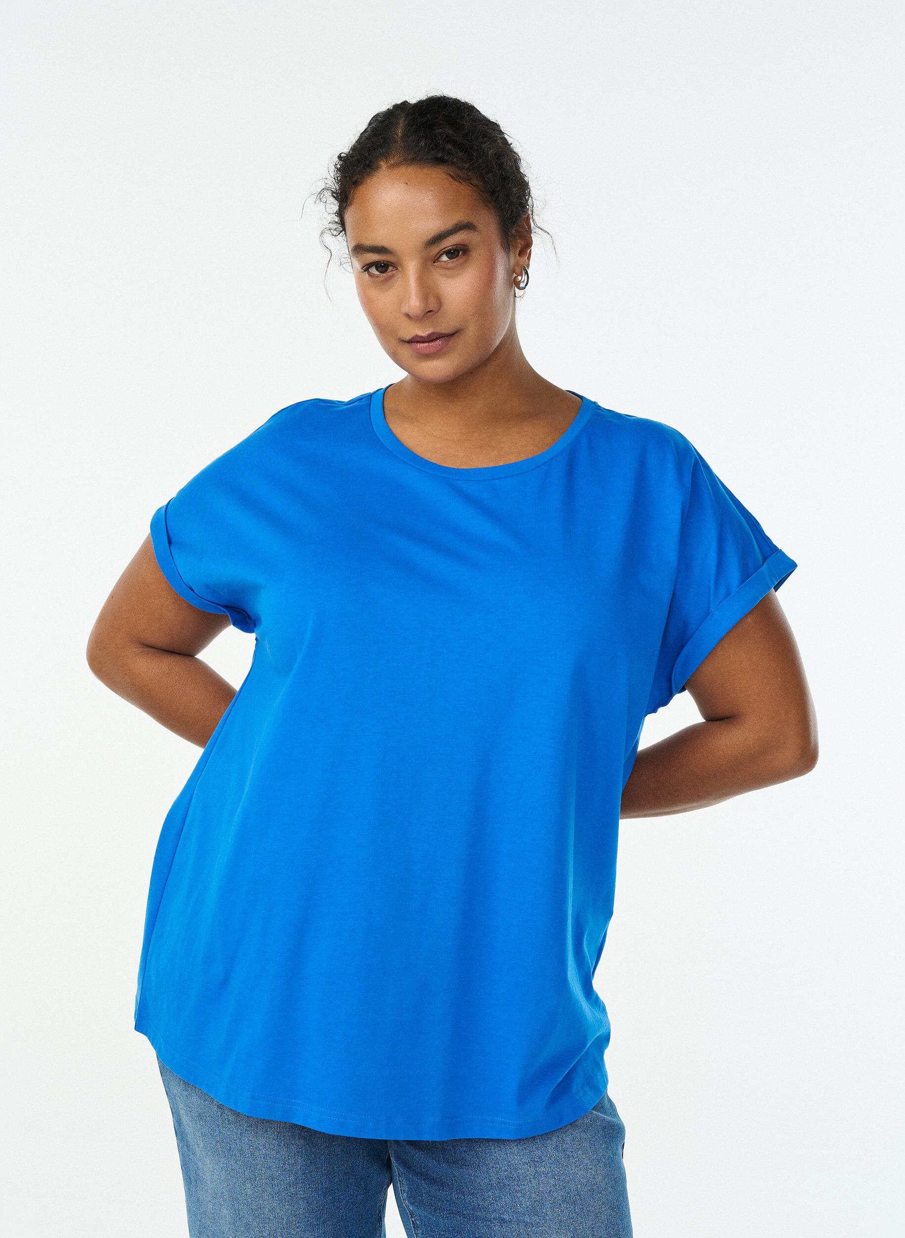 T-Shirt aus Baumwollmischung mit kurzen &Auml;rmeln, Blau, Model