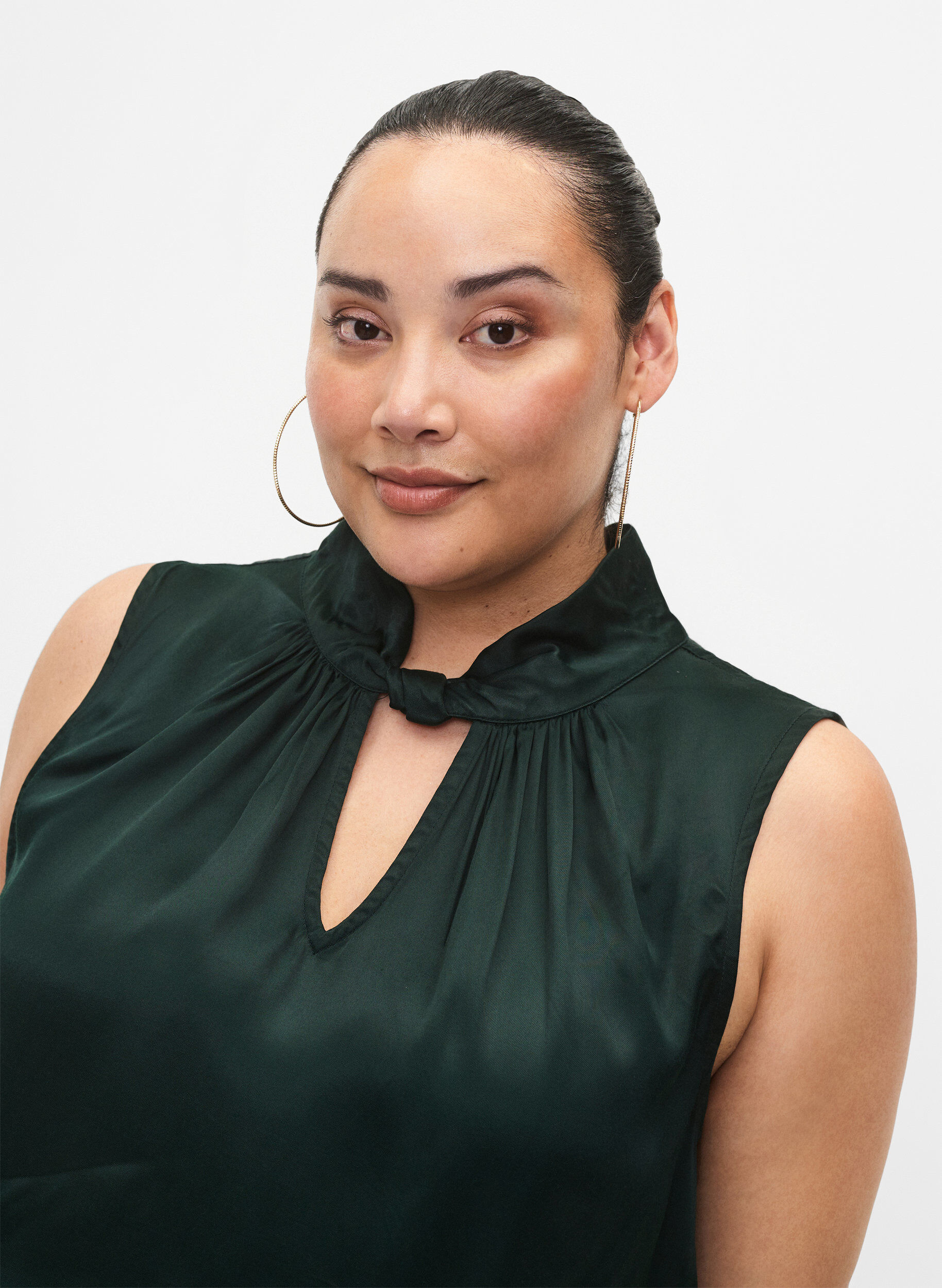 Zizzi Top sans manches d&eacute;taill&eacute; en viscose, Scarab, Model image number 2