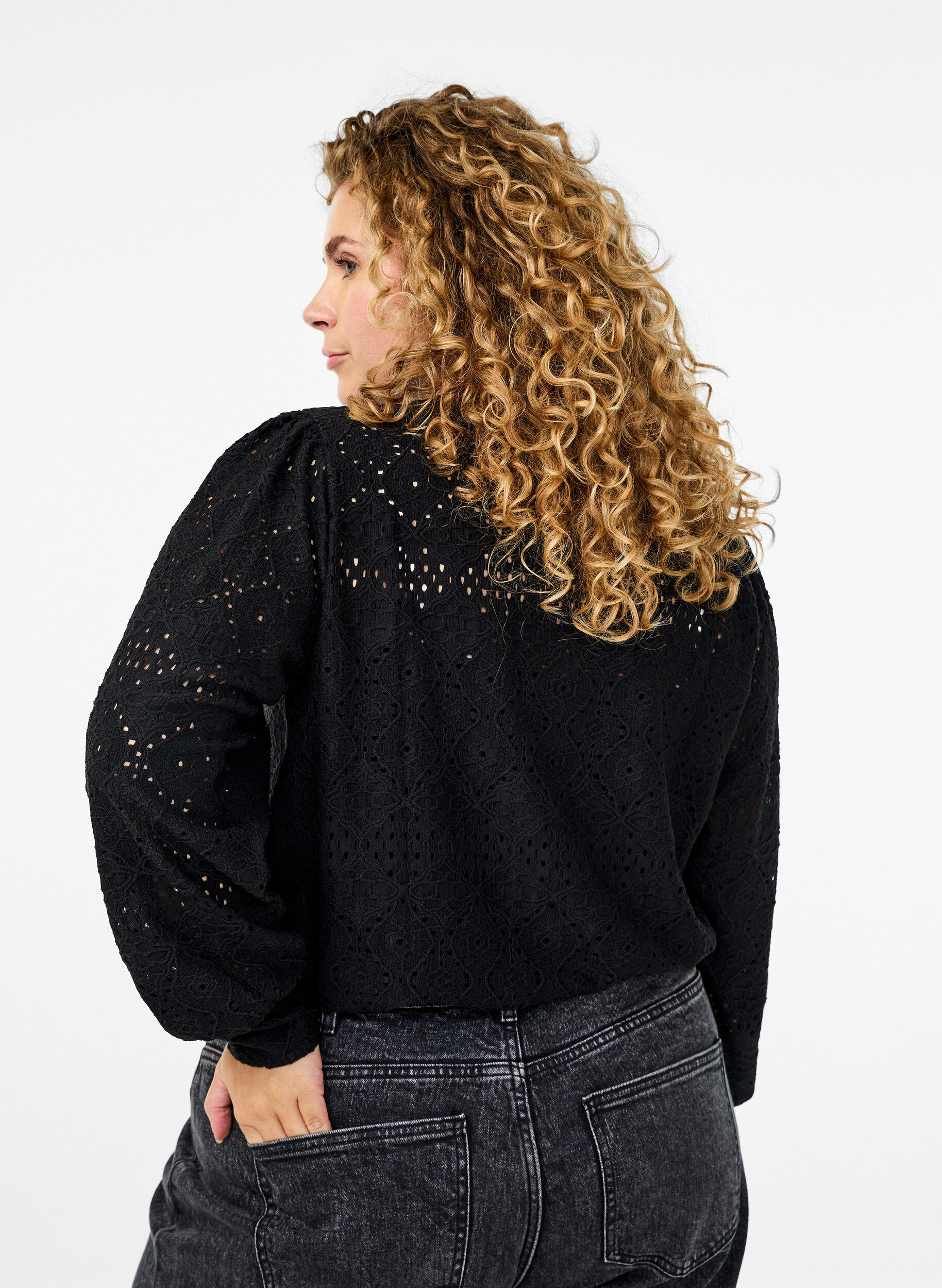 Zizzi Lang&auml;rmlige Bluse mit Lochmuster, Schwarz, Model image number 2