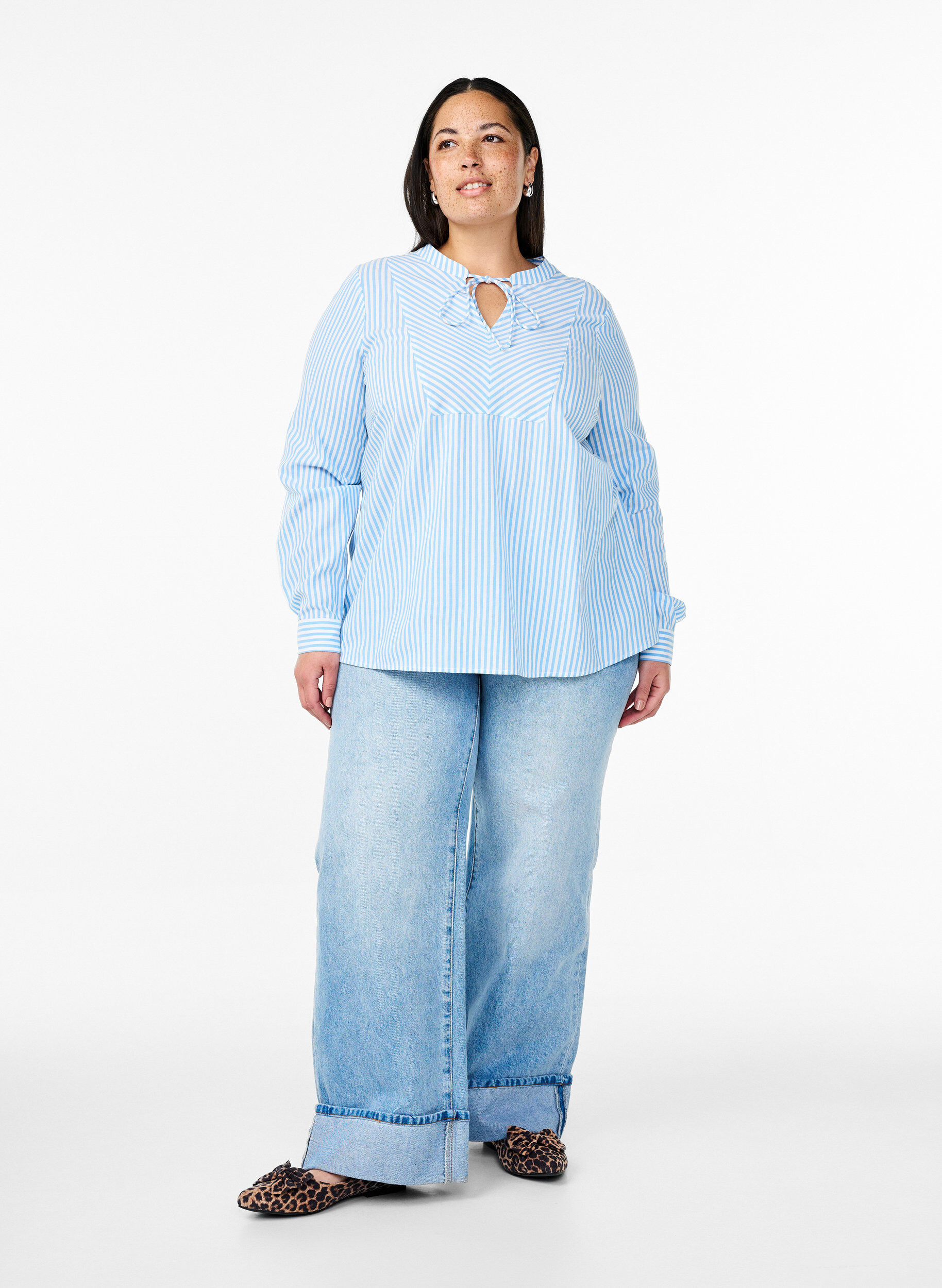 Zizzi Gestreifte Bluse mit Bindedetail, Blau, Model image number 1