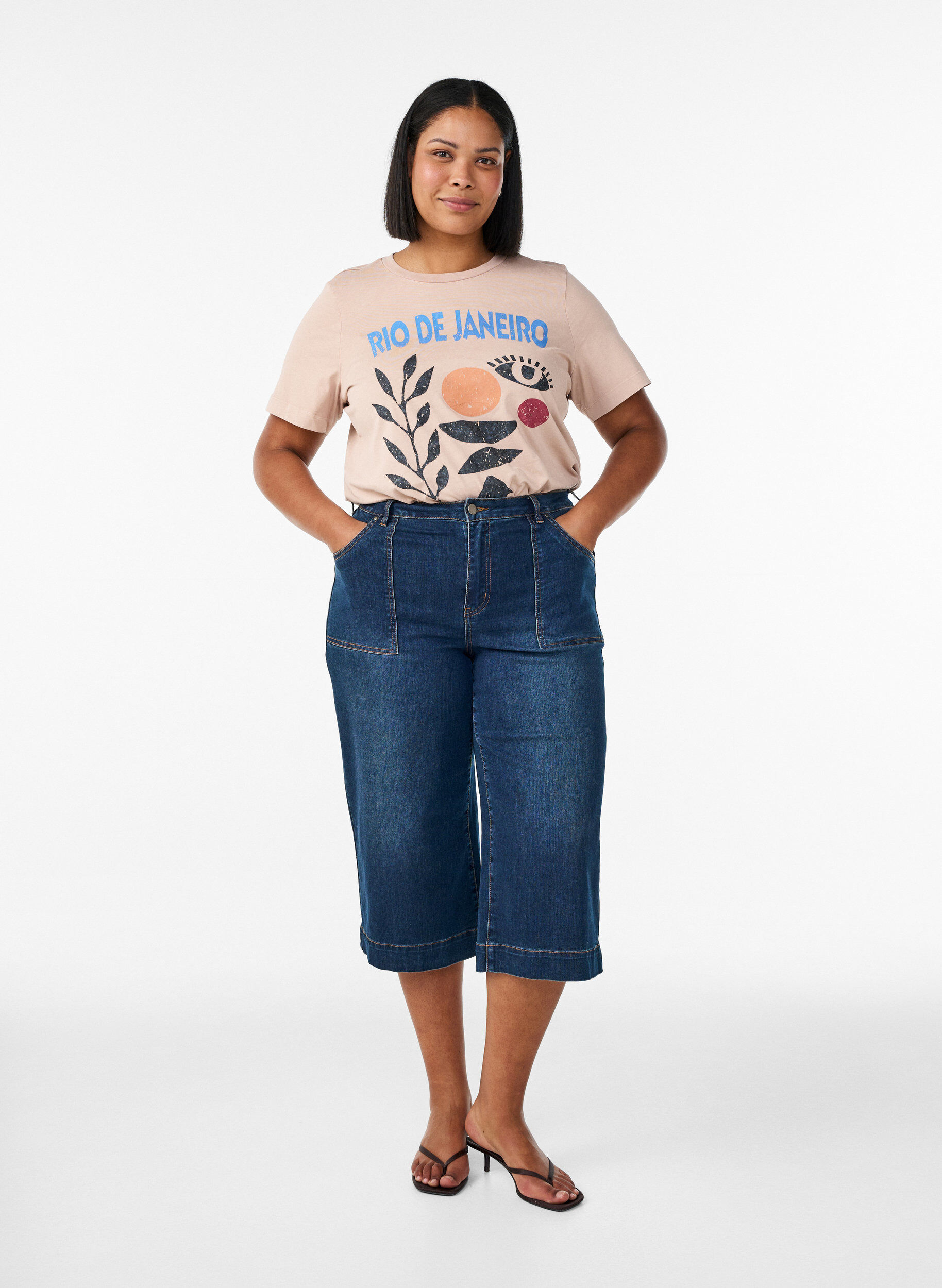 Zizzi Baumwoll-T-Shirt mit Frontprint, Beige, Model image number 1