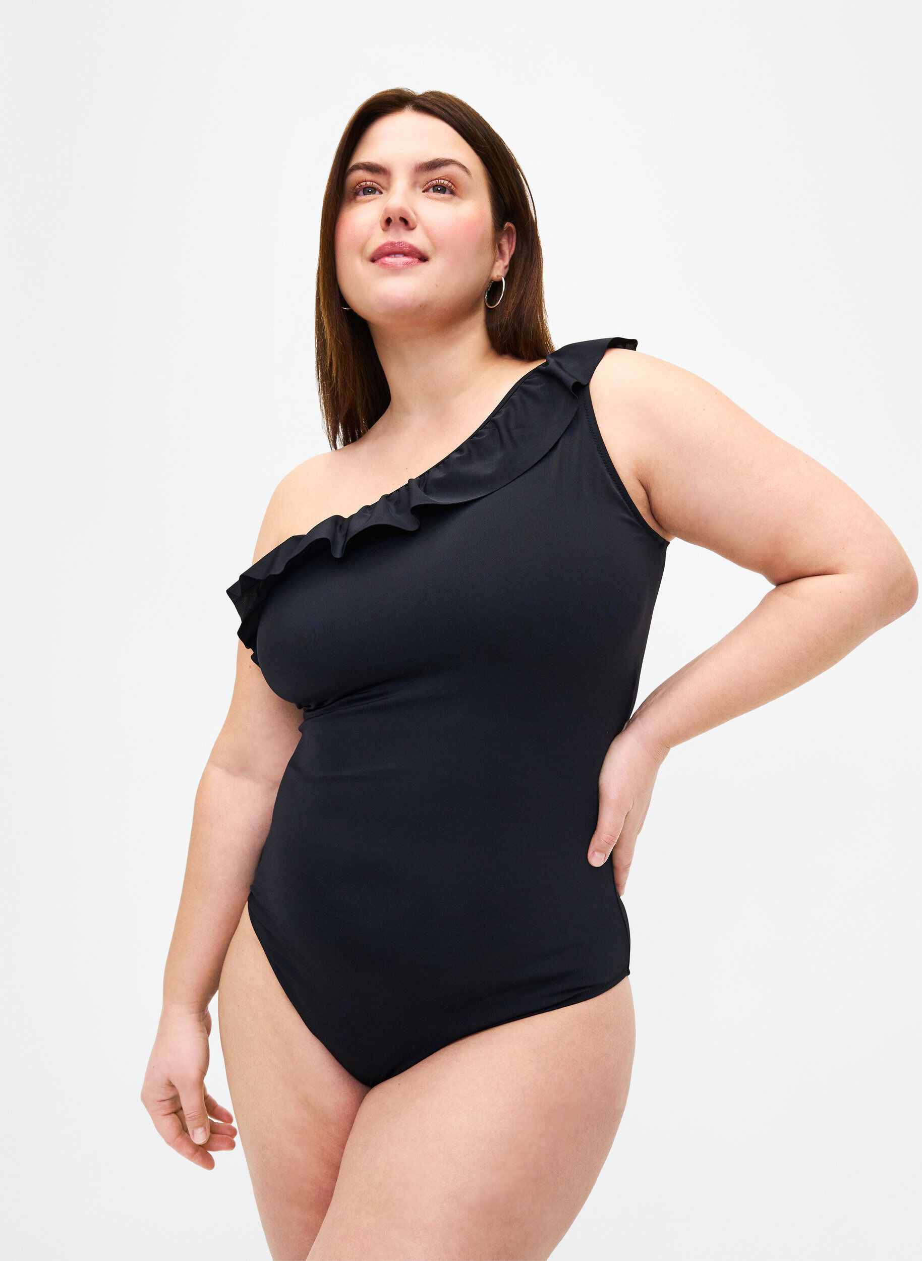 Zizzi Maillot de bain &eacute;paule d&eacute;nud&eacute;e avec volants, Black, Model image number 0