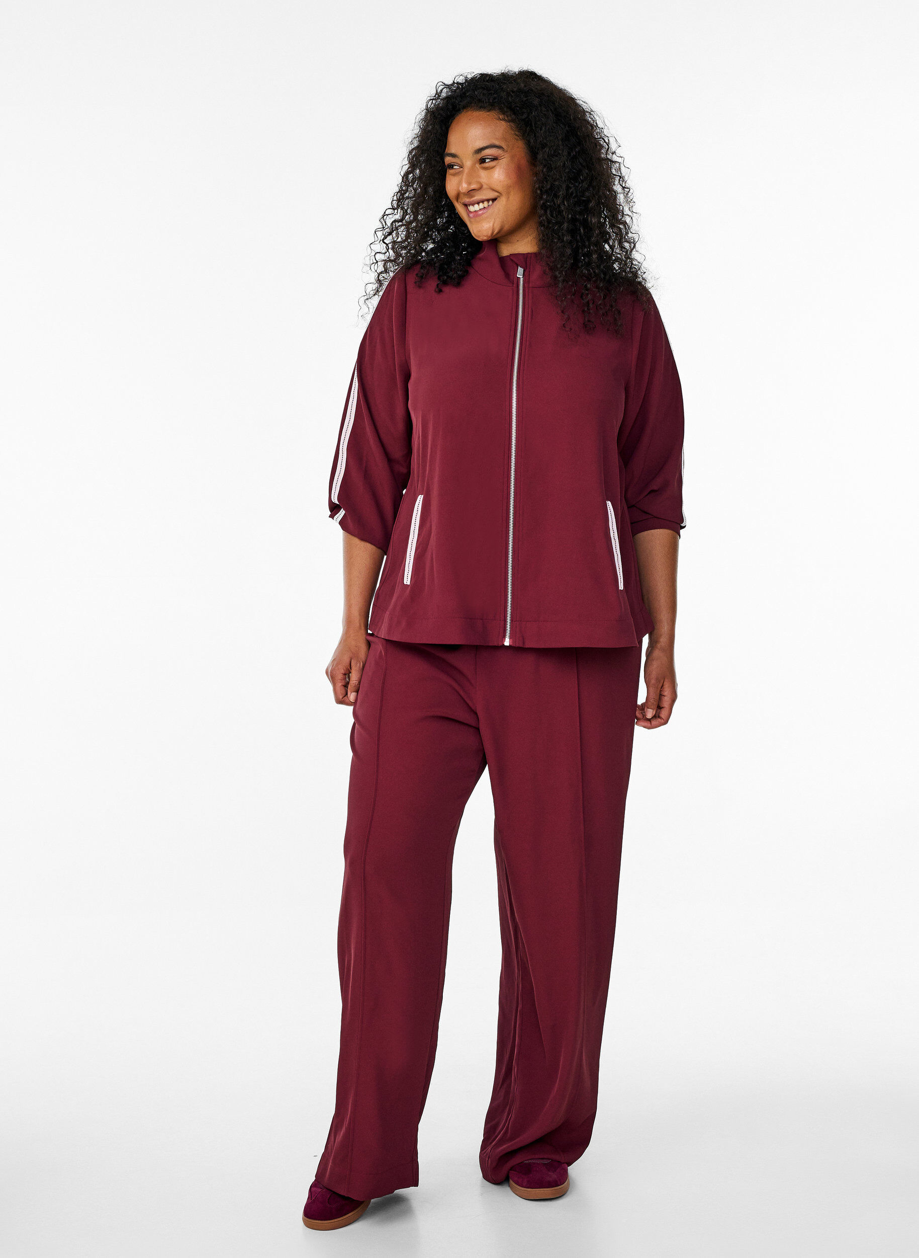 Zizzi Trainingsjacke mit sportlichen Details und Rei&szlig;verschluss, Dunkles Bordeaux, Model image number 1